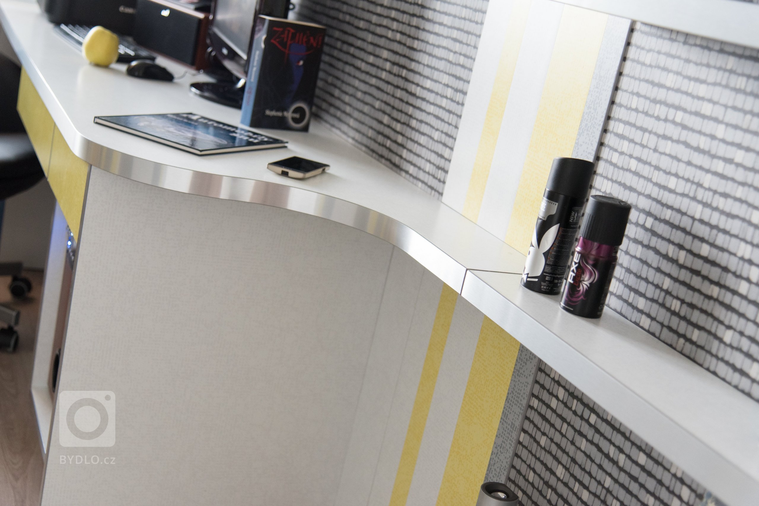 Loni mě oslovila klientka, která chtěla vyřešit spaní v obýváku spojeného s kuchyňským koutem (ten jsem nenavrhovala, kuchyňka zůstala původní). Majitelka…