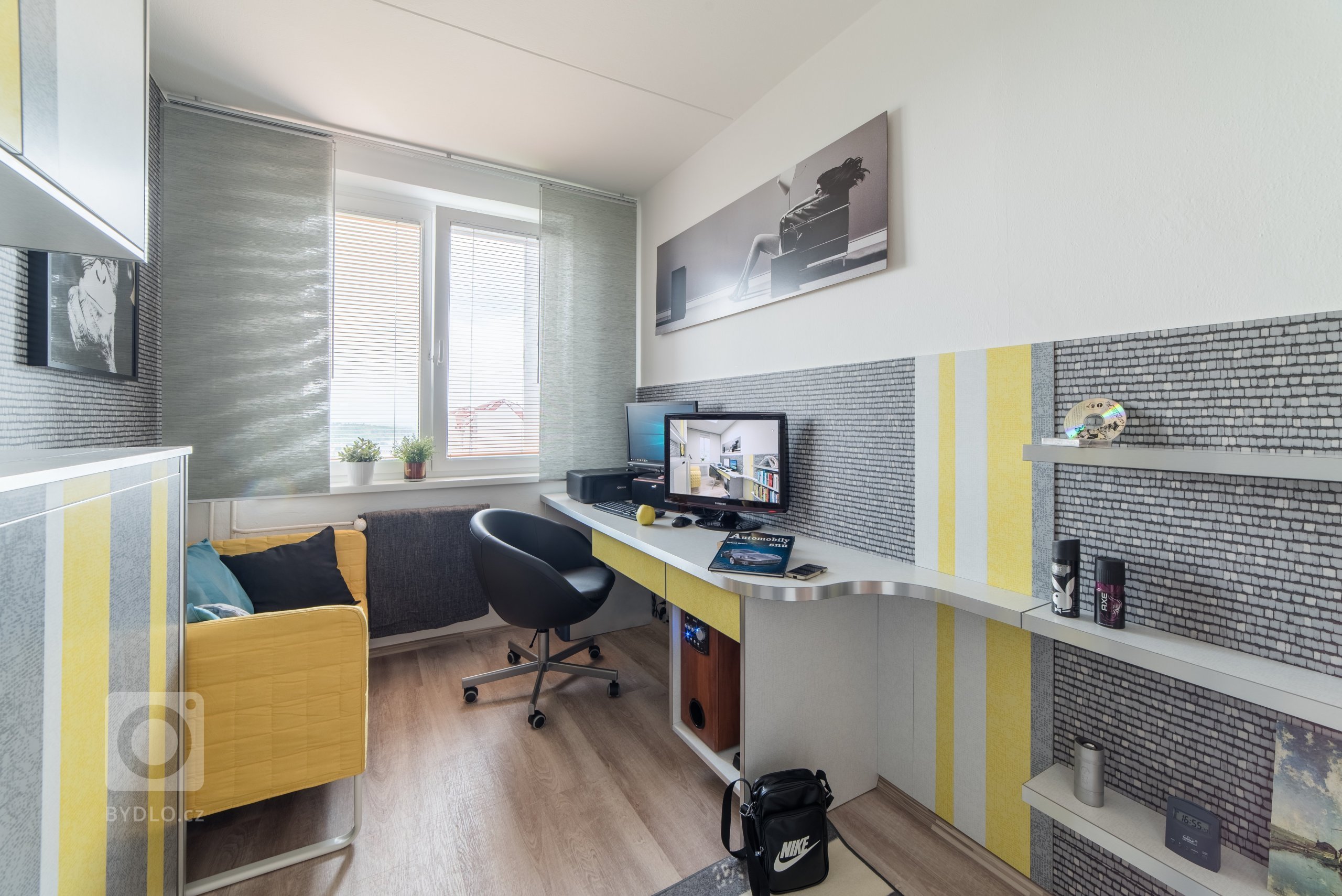 Loni mě oslovila klientka, která chtěla vyřešit spaní v obýváku spojeného s kuchyňským koutem (ten jsem nenavrhovala, kuchyňka zůstala původní). Majitelka…