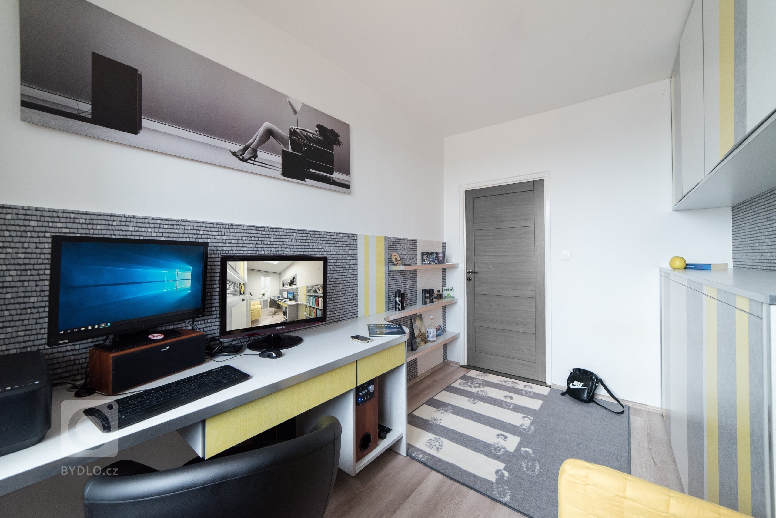 Loni mě oslovila klientka, která chtěla vyřešit spaní v obýváku spojeného s kuchyňským koutem (ten jsem nenavrhovala, kuchyňka zůstala původní). Majitelka…