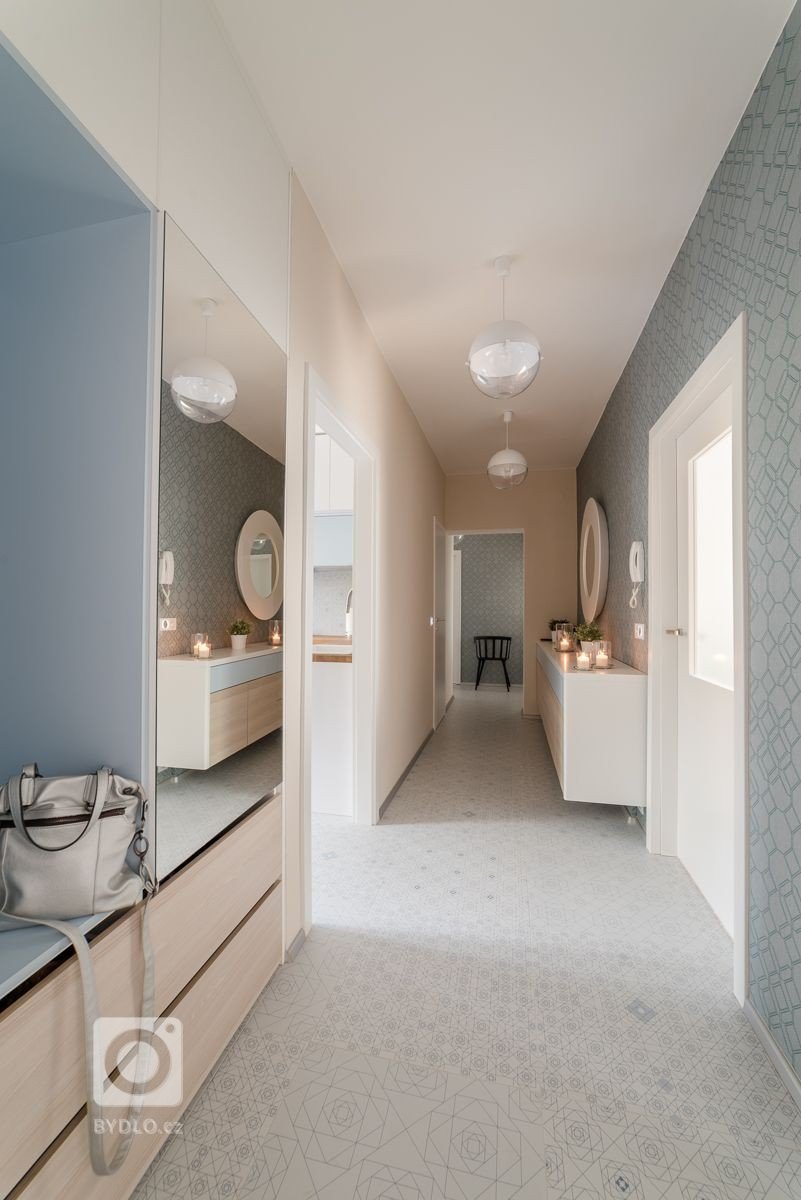 Čerství majitelé třípokojového bytu se dvěma lodžiemi a malým balkonem měli od začátku jasno v tom, že chtějí mít bydlení ve skandinávském stylu. Jenže původně…