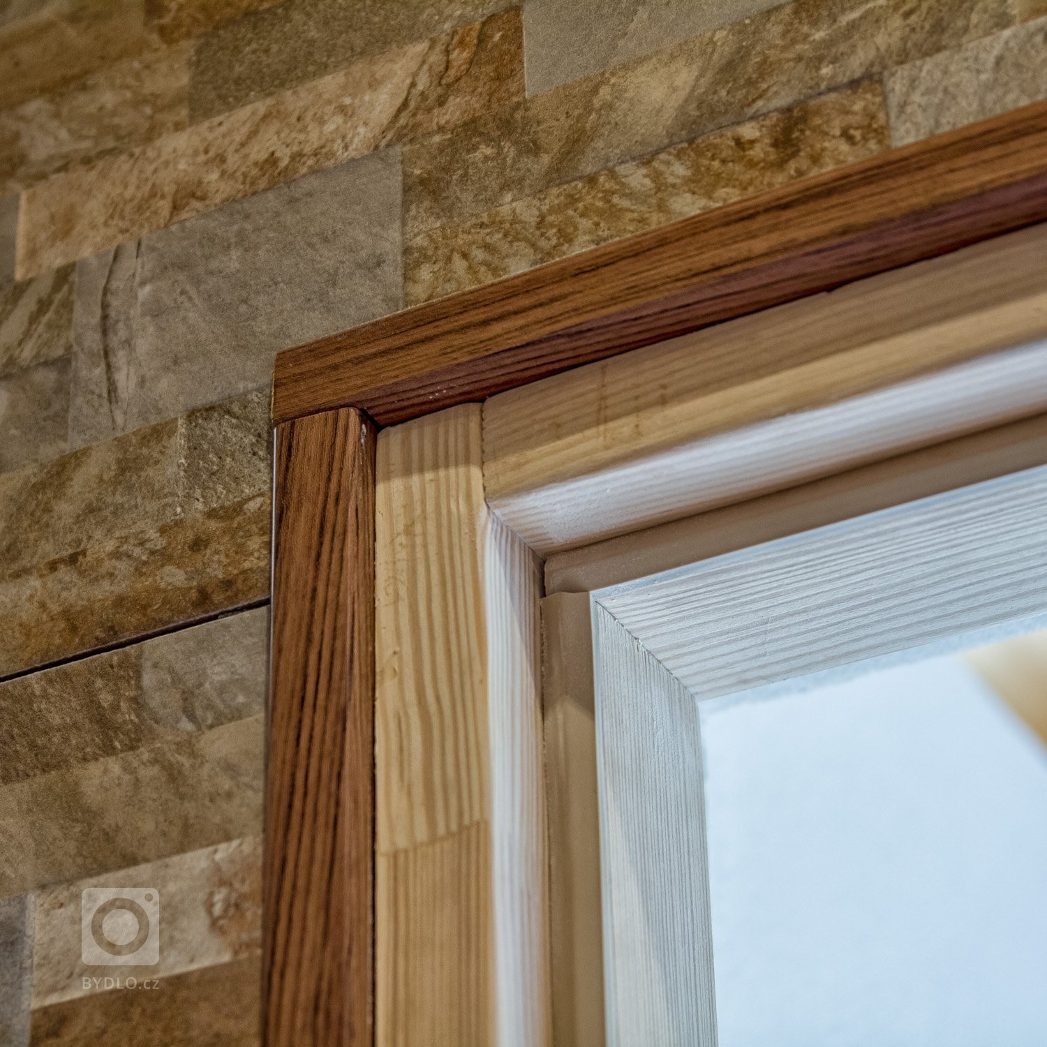 Moderní poloroubenka ze smrku.

Jedná se o poloroubenku ze smrkových vysušených hranolů pro mladou rodinu.&nbsp;Tento dům splňuje požadavky na trvalé bydlení…