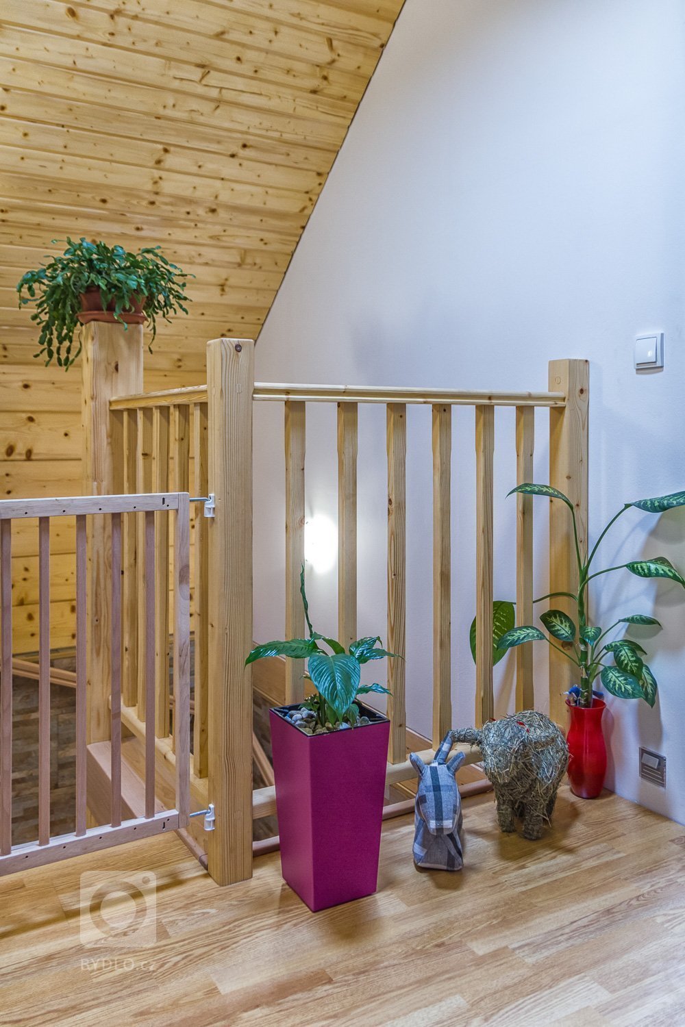 Moderní poloroubenka ze smrku.

Jedná se o poloroubenku ze smrkových vysušených hranolů pro mladou rodinu.&nbsp;Tento dům splňuje požadavky na trvalé bydlení…