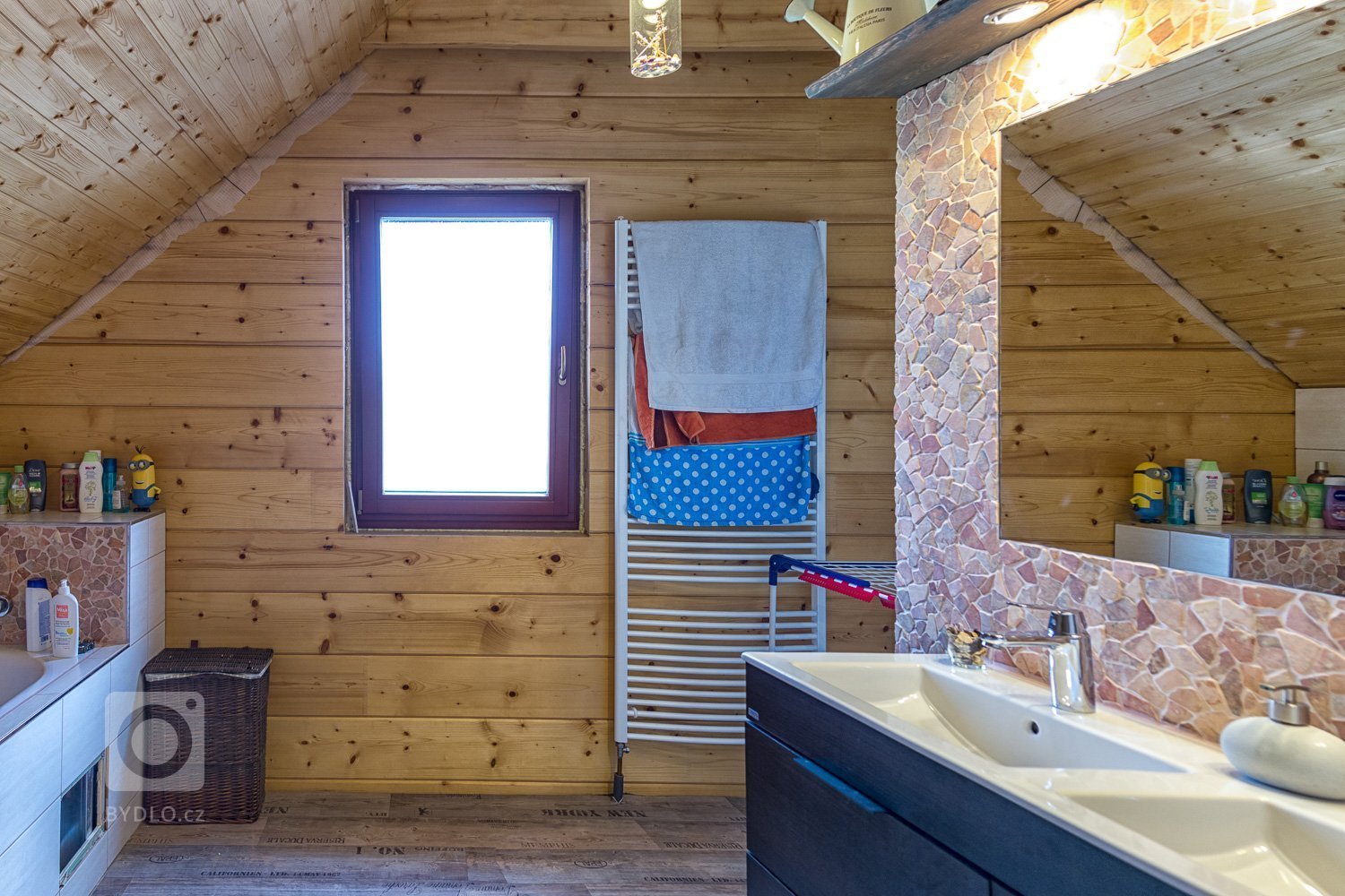 Moderní poloroubenka ze smrku.

Jedná se o poloroubenku ze smrkových vysušených hranolů pro mladou rodinu.&nbsp;Tento dům splňuje požadavky na trvalé bydlení…