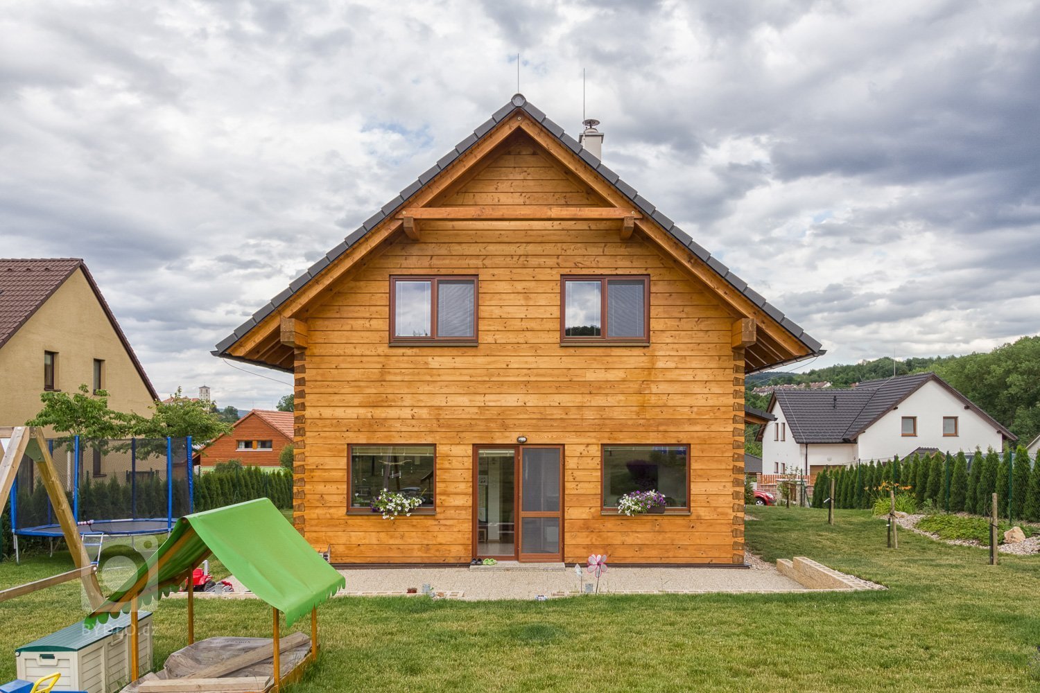 Moderní poloroubenka ze smrku.

Jedná se o poloroubenku ze smrkových vysušených hranolů pro mladou rodinu.&nbsp;Tento dům splňuje požadavky na trvalé bydlení…