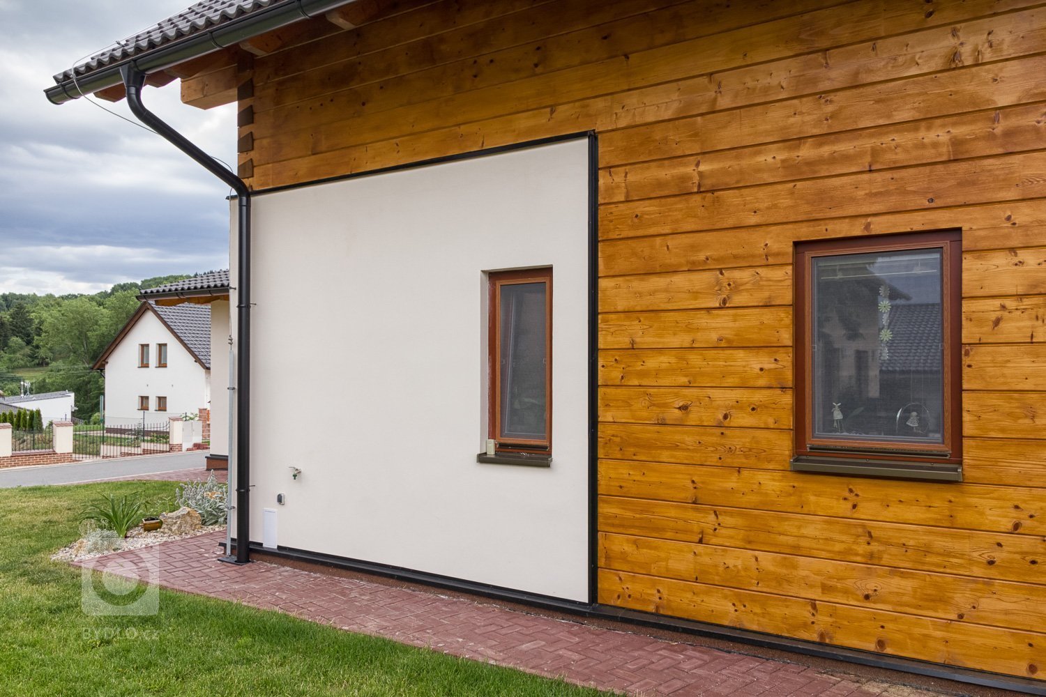 Moderní poloroubenka ze smrku.

Jedná se o poloroubenku ze smrkových vysušených hranolů pro mladou rodinu.&nbsp;Tento dům splňuje požadavky na trvalé bydlení…