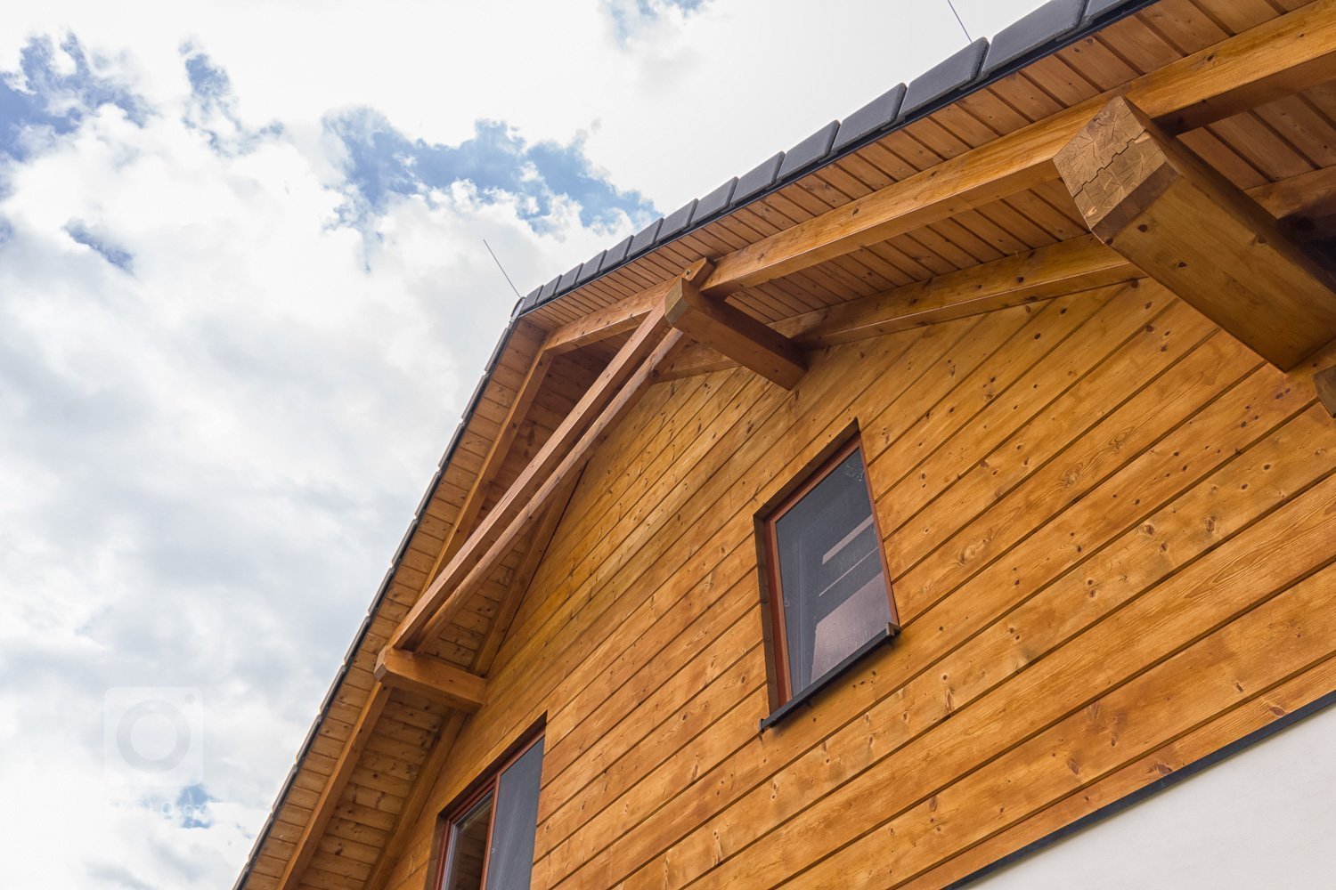 Moderní poloroubenka ze smrku.

Jedná se o poloroubenku ze smrkových vysušených hranolů pro mladou rodinu.&nbsp;Tento dům splňuje požadavky na trvalé bydlení…