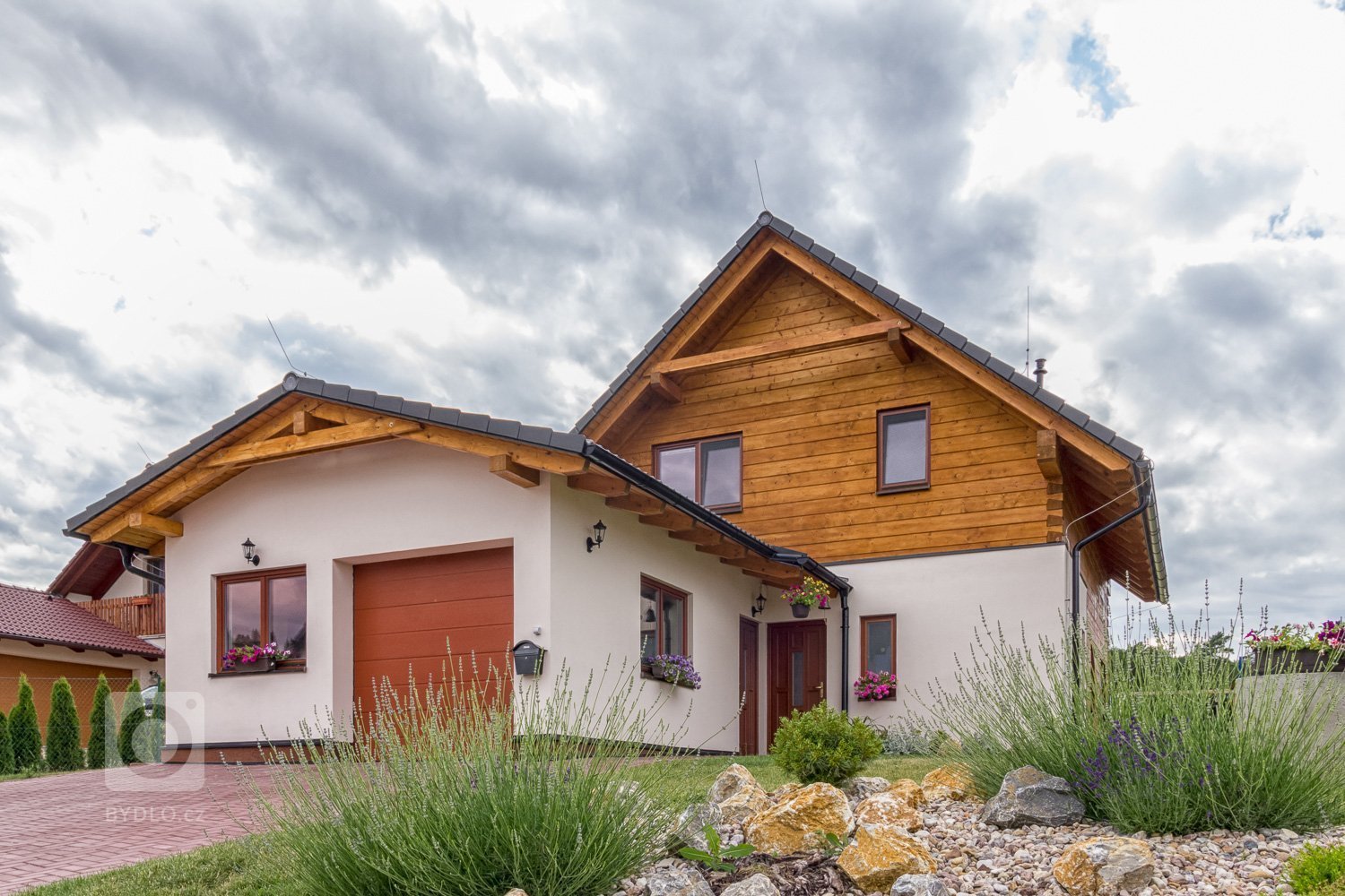 Moderní poloroubenka ze smrku.

Jedná se o poloroubenku ze smrkových vysušených hranolů pro mladou rodinu.&nbsp;Tento dům splňuje požadavky na trvalé bydlení…