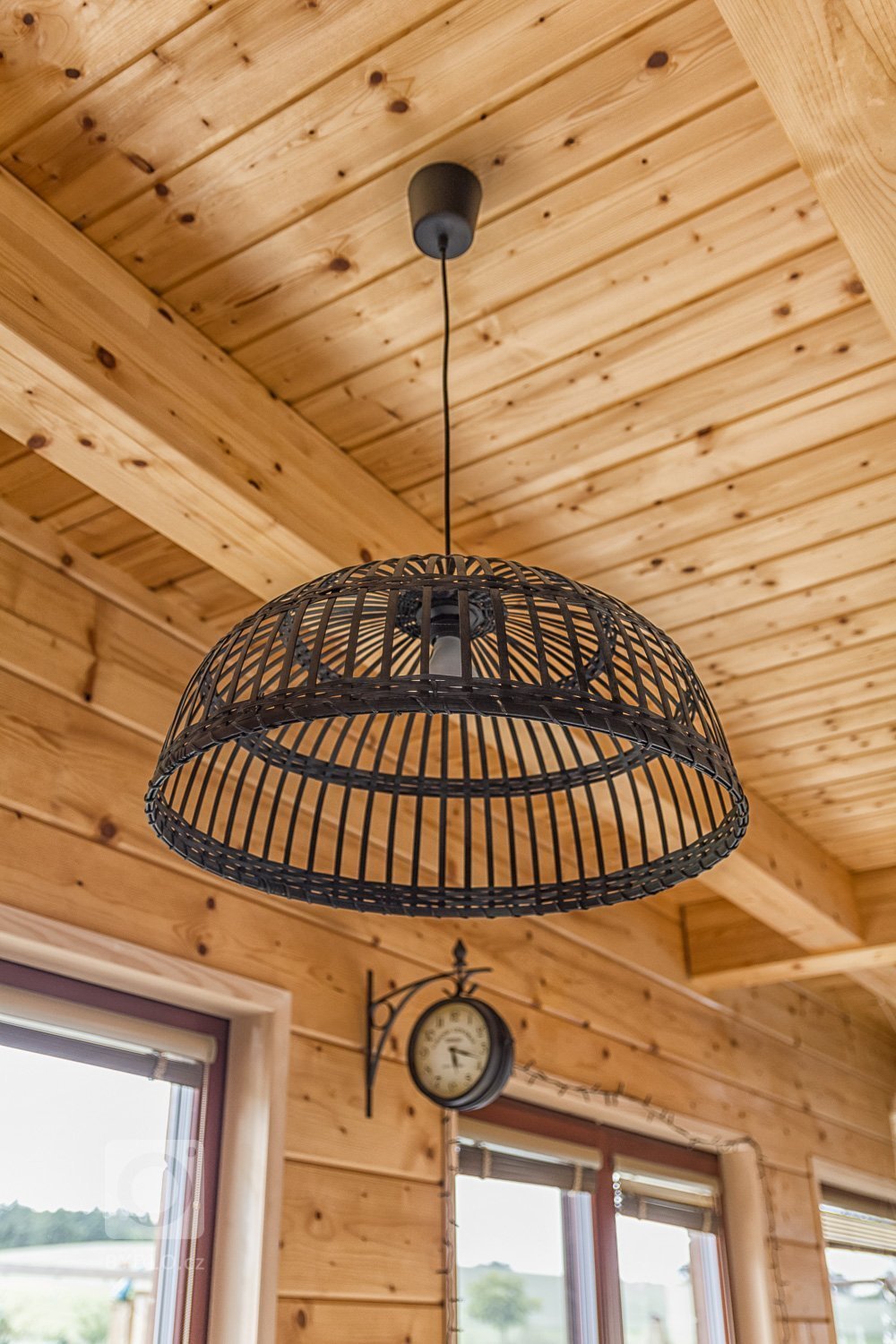 Moderní poloroubenka ze smrku.

Jedná se o poloroubenku ze smrkových vysušených hranolů pro mladou rodinu.&nbsp;Tento dům splňuje požadavky na trvalé bydlení…