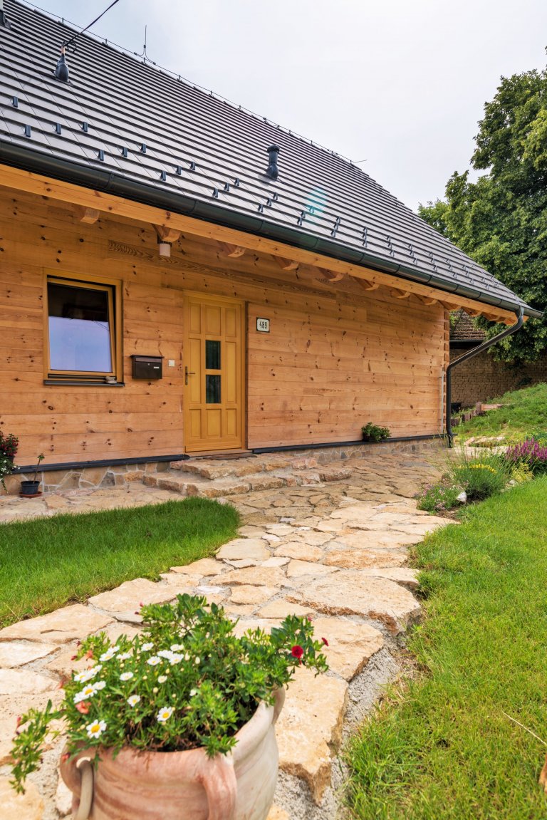Moderní roubený dům z borovice