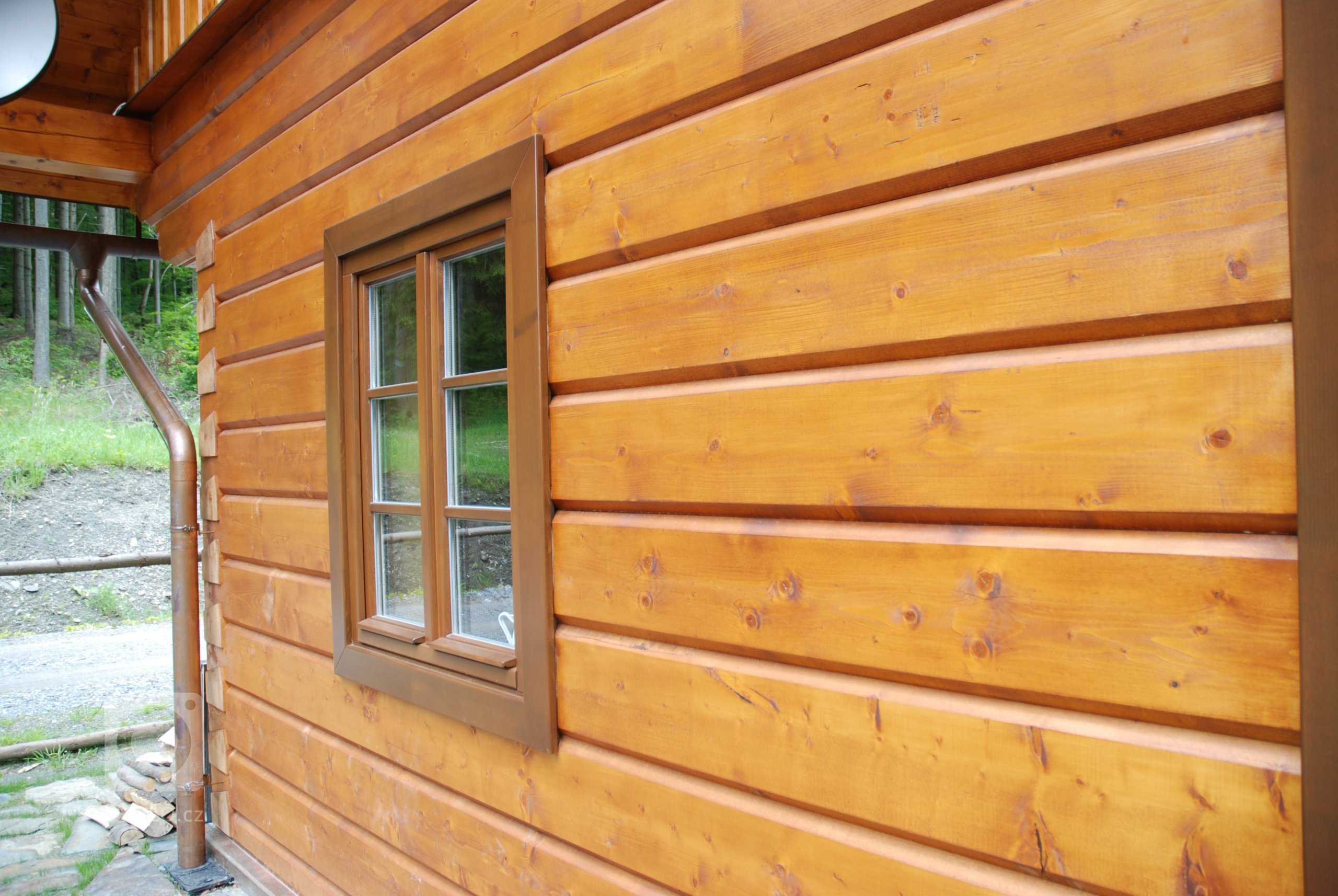 Jedná se o roubenku&nbsp;postavenou v tradičním stylu ze smrkových hranolů určenou k rekreaci nebo trvalému bydlení čtyřčlenné rodiny.&nbsp;Více informací o…