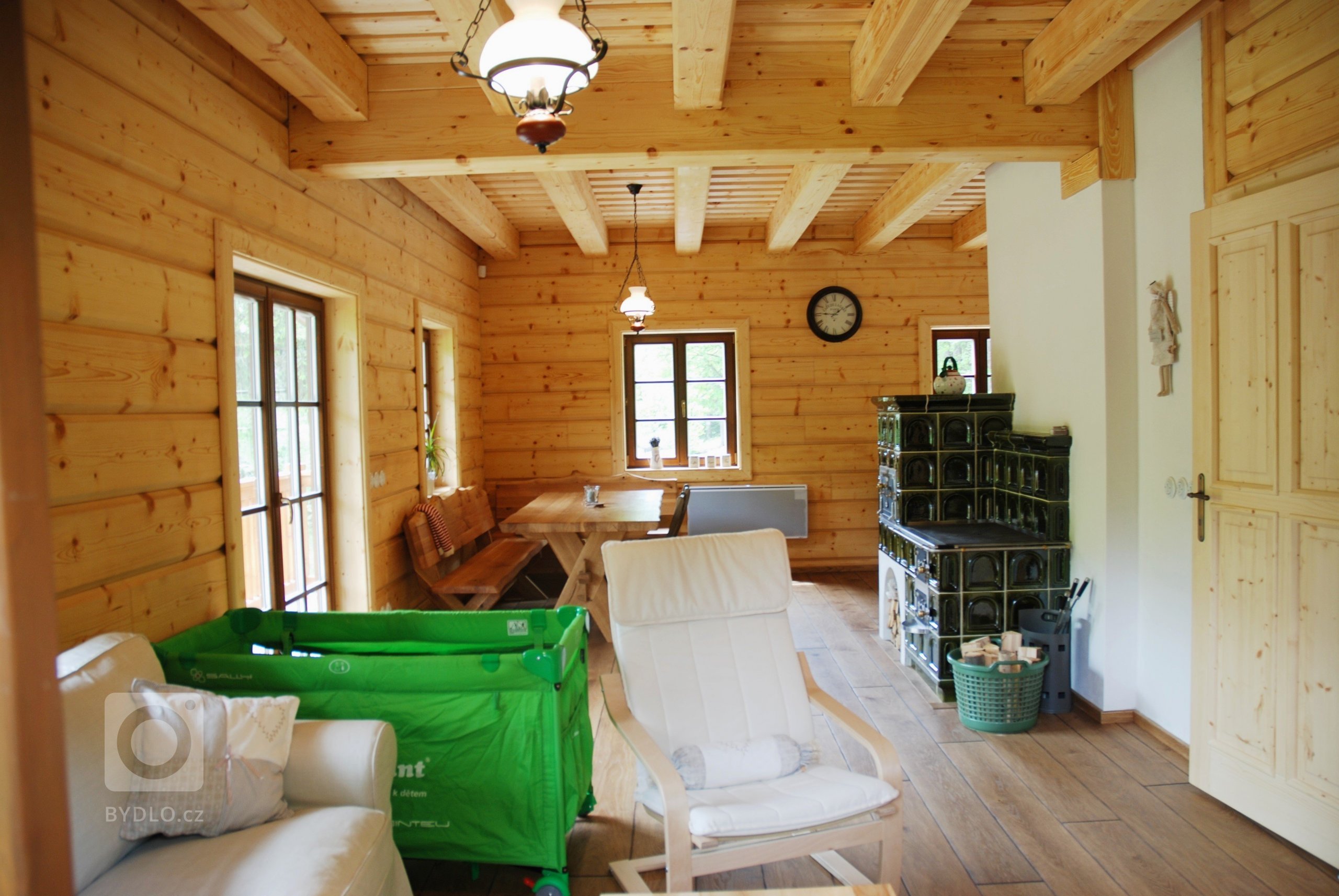 Jedná se o roubenku&nbsp;postavenou v tradičním stylu ze smrkových hranolů určenou k rekreaci nebo trvalému bydlení čtyřčlenné rodiny.&nbsp;Více informací o…