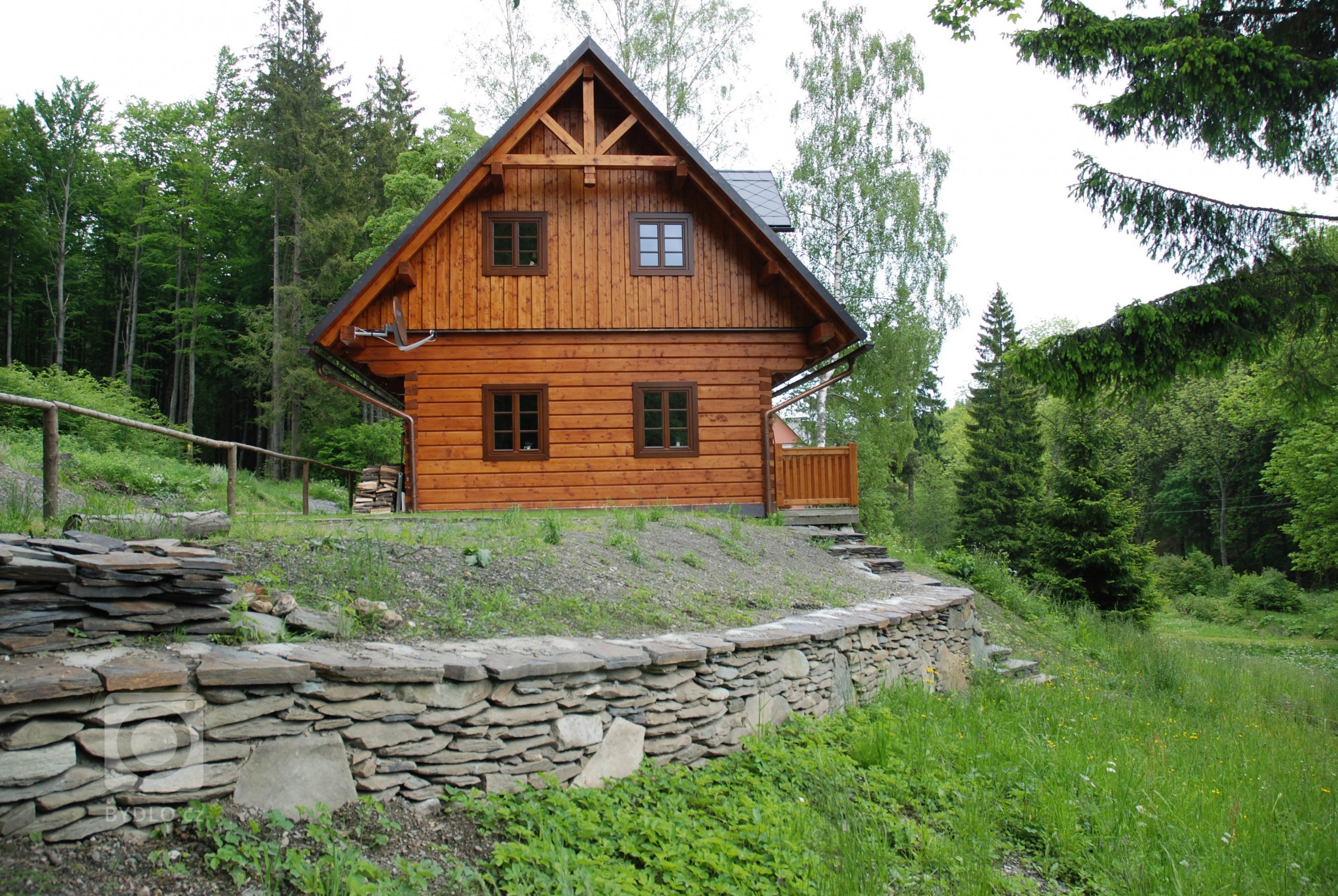 Jedná se o roubenku&nbsp;postavenou v tradičním stylu ze smrkových hranolů určenou k rekreaci nebo trvalému bydlení čtyřčlenné rodiny.&nbsp;Více informací o…