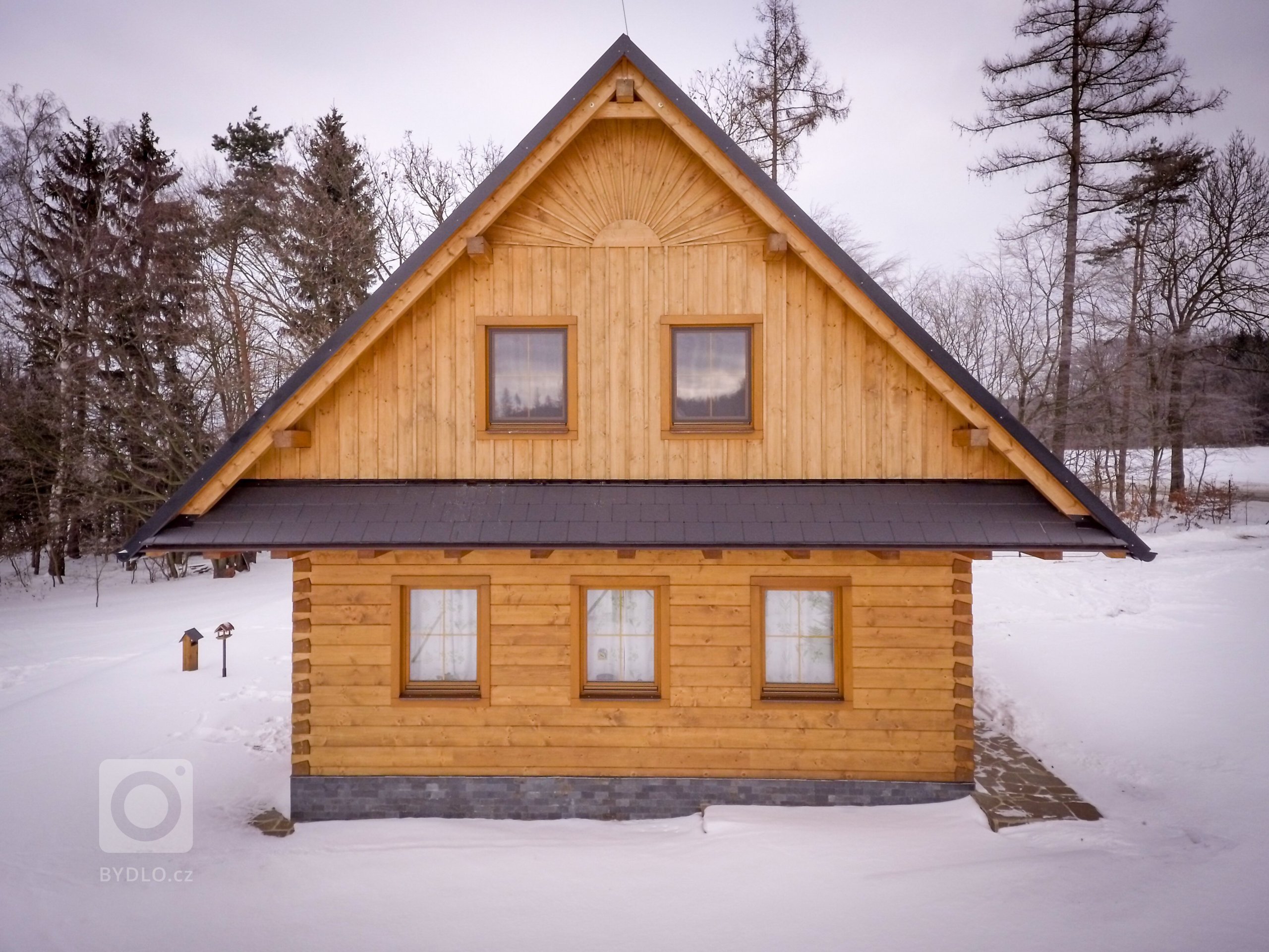 Tato tradiční poloroubenka s podlomenicí a sluníčkem ve štítu je vystavěna ze smrkových vysušených hranolů a krásně se hodí do okolní přírody. Svým majitelům…