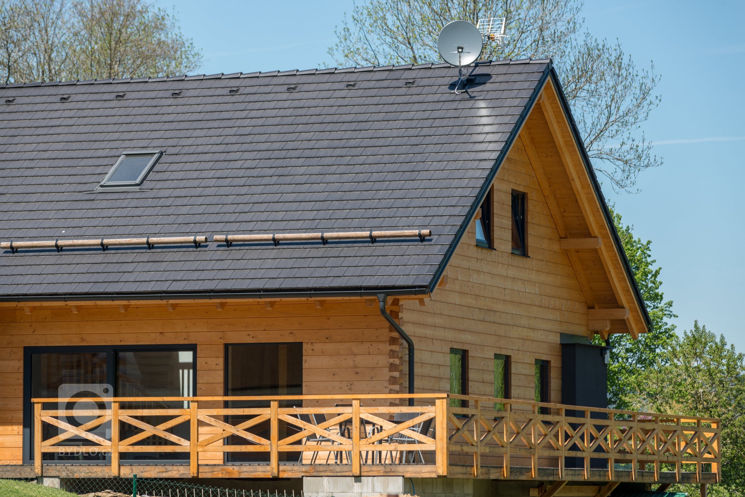 Jedná se o moderní poloroubenku (část domu je zděná) ze smrkových vysušených hranolů situovanou poblíž Lipna, je tvořena dvěma samostatnými apartmány, které je…