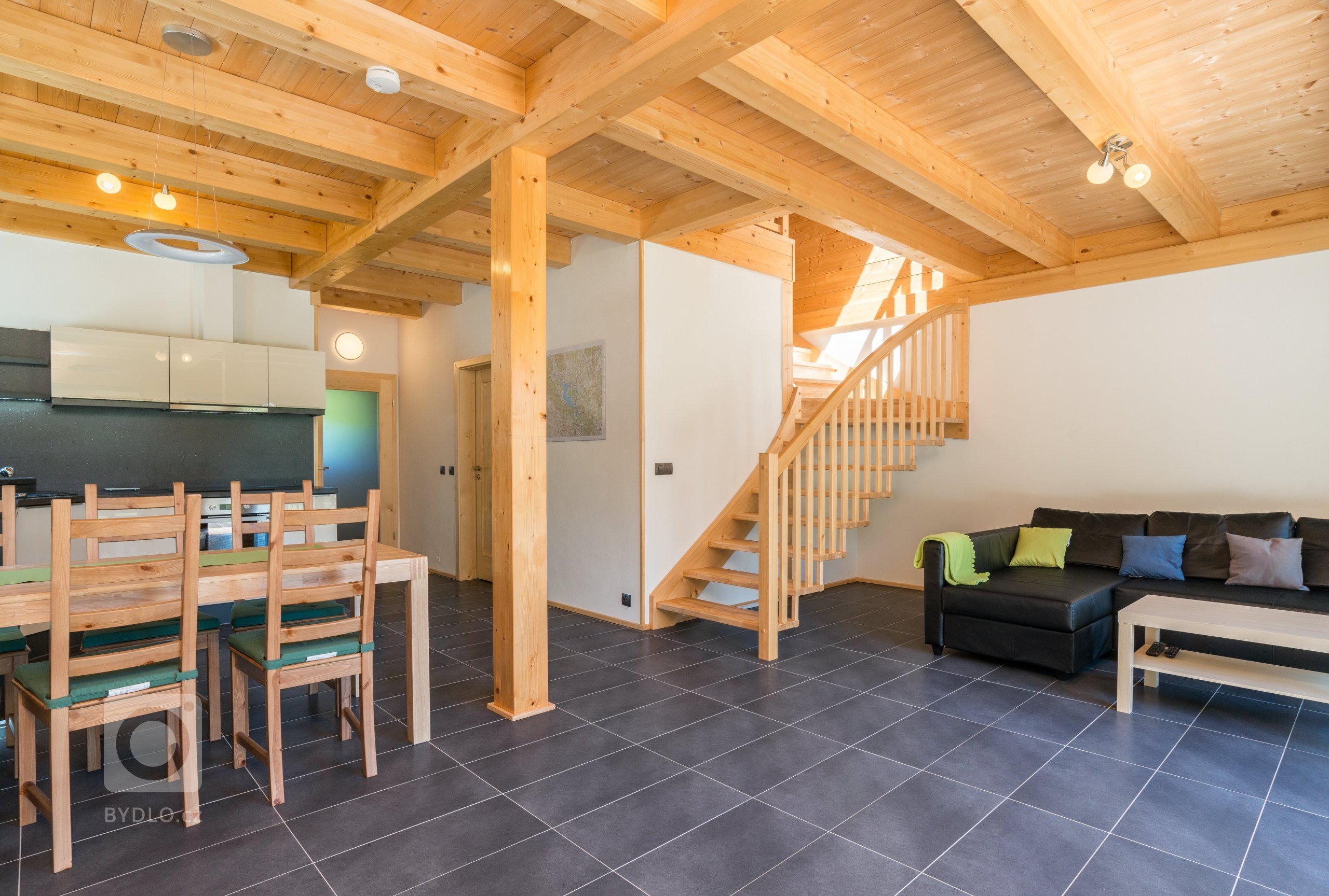 Jedná se o moderní poloroubenku (část domu je zděná) ze smrkových vysušených hranolů situovanou poblíž Lipna, je tvořena dvěma samostatnými apartmány, které je…