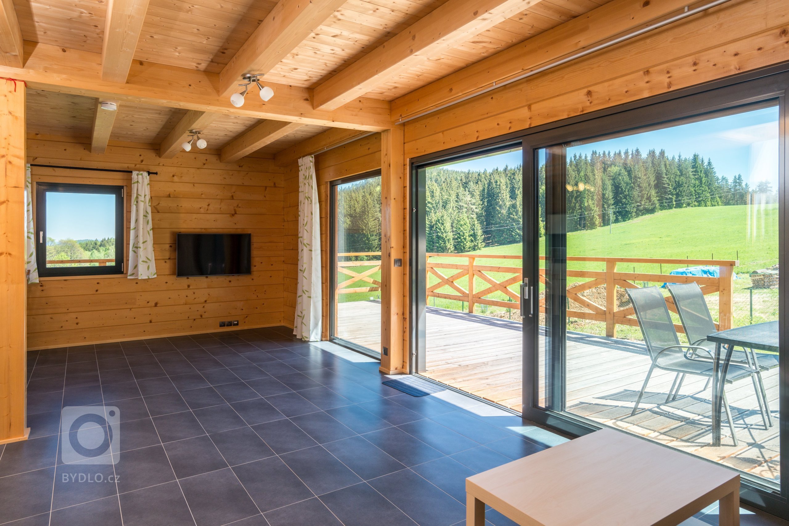 Jedná se o moderní poloroubenku (část domu je zděná) ze smrkových vysušených hranolů situovanou poblíž Lipna, je tvořena dvěma samostatnými apartmány, které je…