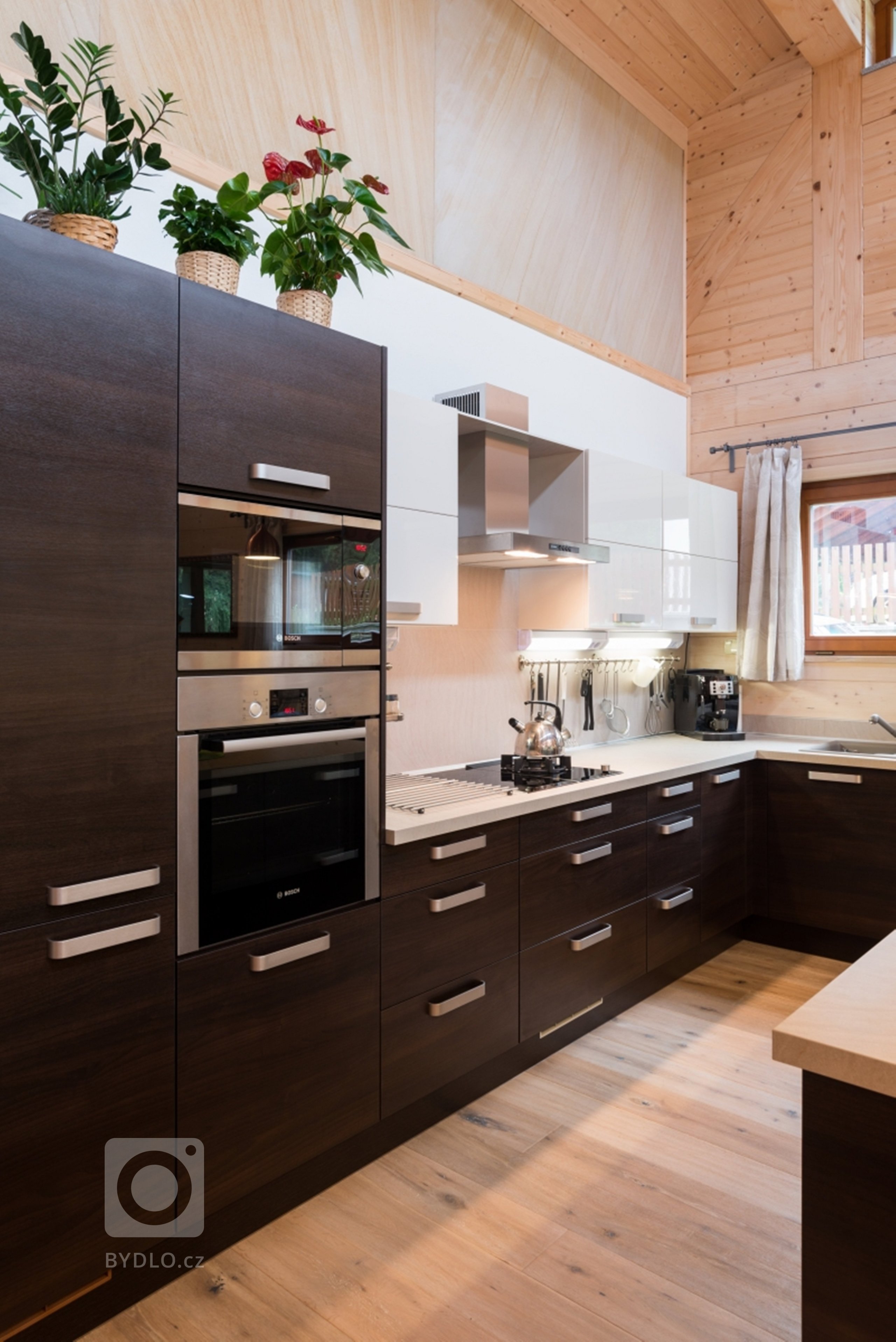 Tato netradiční roubenka ze smrkových vysušených hranolů se nachází ve vesnické zástavbě a poskytuje svým majitelům krásný a zdravý&nbsp;domov. Velmi přijemné…