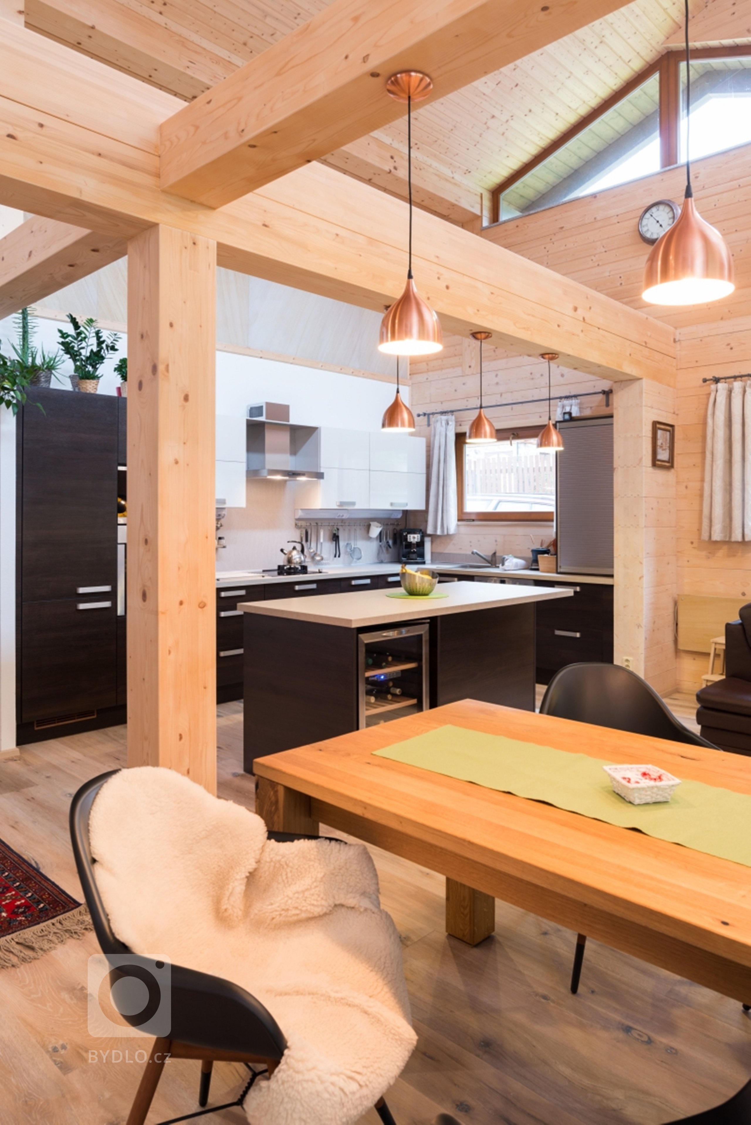 Tato netradiční roubenka ze smrkových vysušených hranolů se nachází ve vesnické zástavbě a poskytuje svým majitelům krásný a zdravý&nbsp;domov. Velmi přijemné…