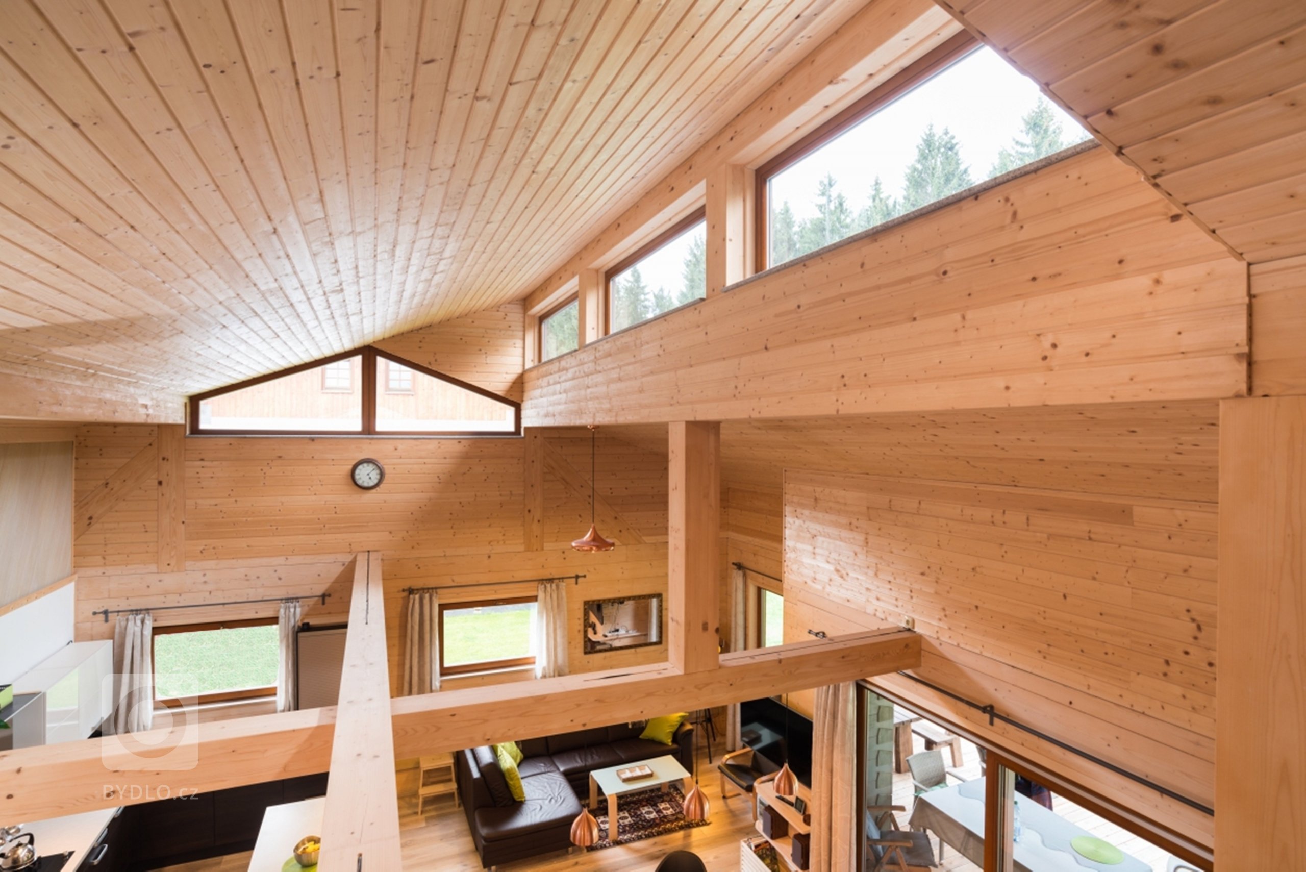 Tato netradiční roubenka ze smrkových vysušených hranolů se nachází ve vesnické zástavbě a poskytuje svým majitelům krásný a zdravý&nbsp;domov. Velmi přijemné…