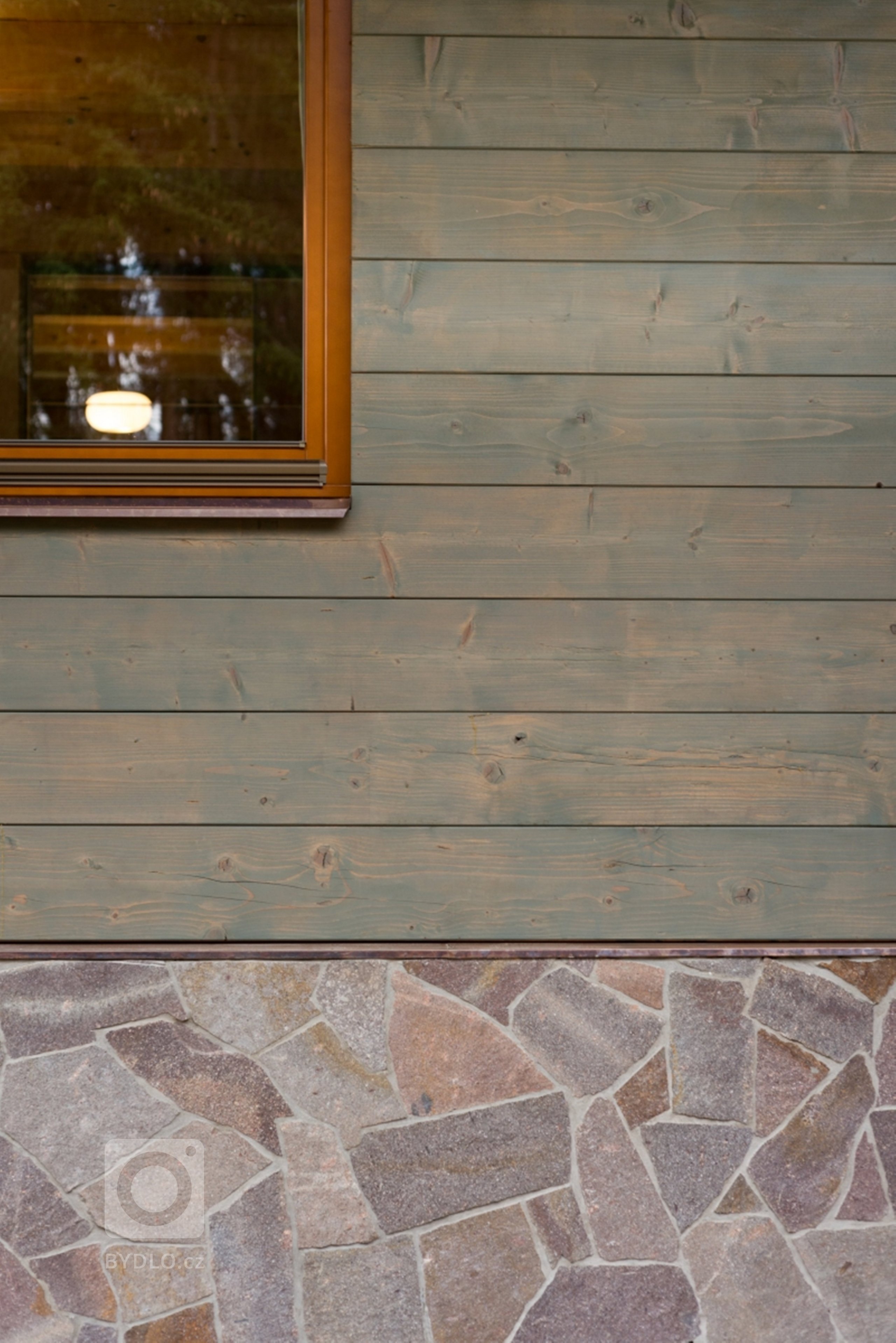 Tato netradiční roubenka ze smrkových vysušených hranolů se nachází ve vesnické zástavbě a poskytuje svým majitelům krásný a zdravý&nbsp;domov. Velmi přijemné…