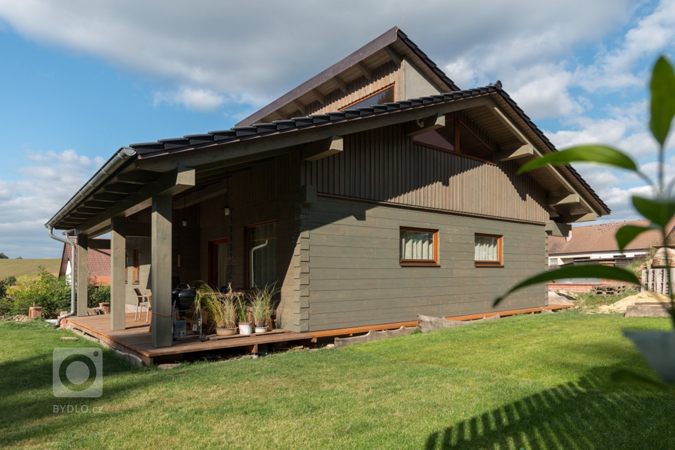 Tato netradiční roubenka ze smrkových vysušených hranolů se nachází ve vesnické zástavbě a poskytuje svým majitelům krásný a zdravý&nbsp;domov. Velmi přijemné…