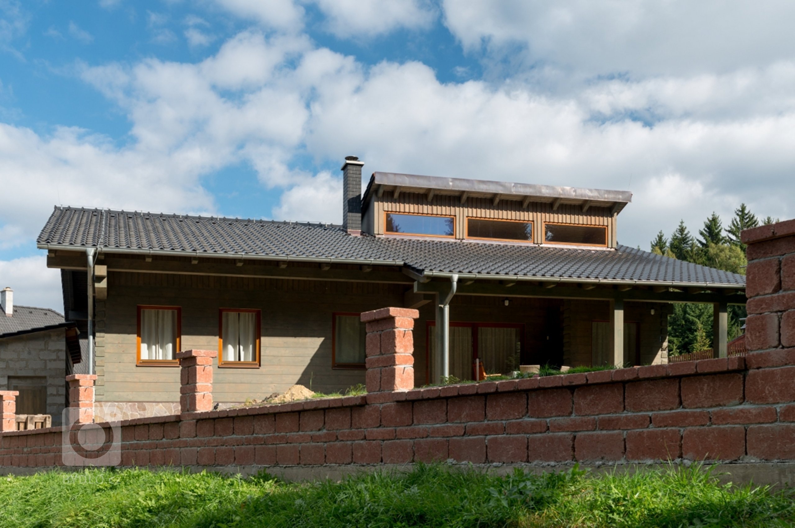 Tato netradiční roubenka ze smrkových vysušených hranolů se nachází ve vesnické zástavbě a poskytuje svým majitelům krásný a zdravý&nbsp;domov. Velmi přijemné…