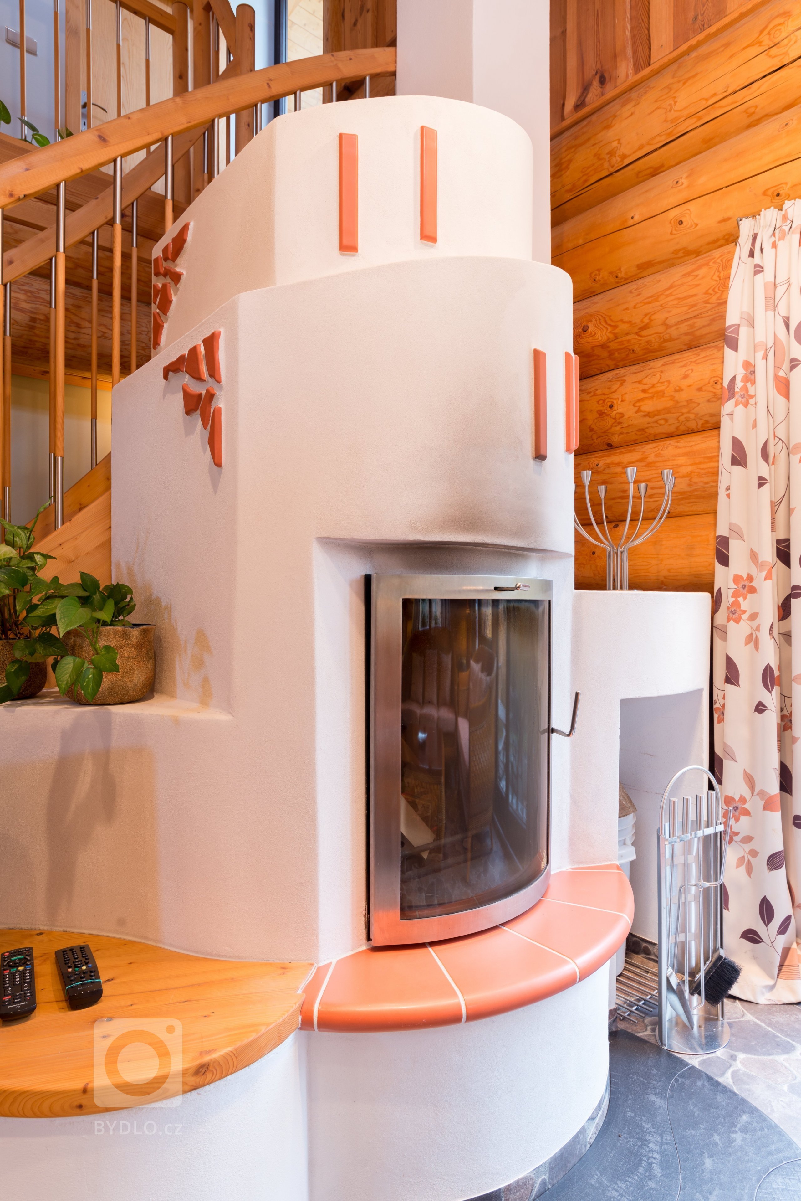 Srub zasazený na pozemku v blízkosti lesa je obklopený volným nezastavěným prostorem a pastvinami s koňmi. Koncept domu, zařízení, dispozice a vybavení jsou…