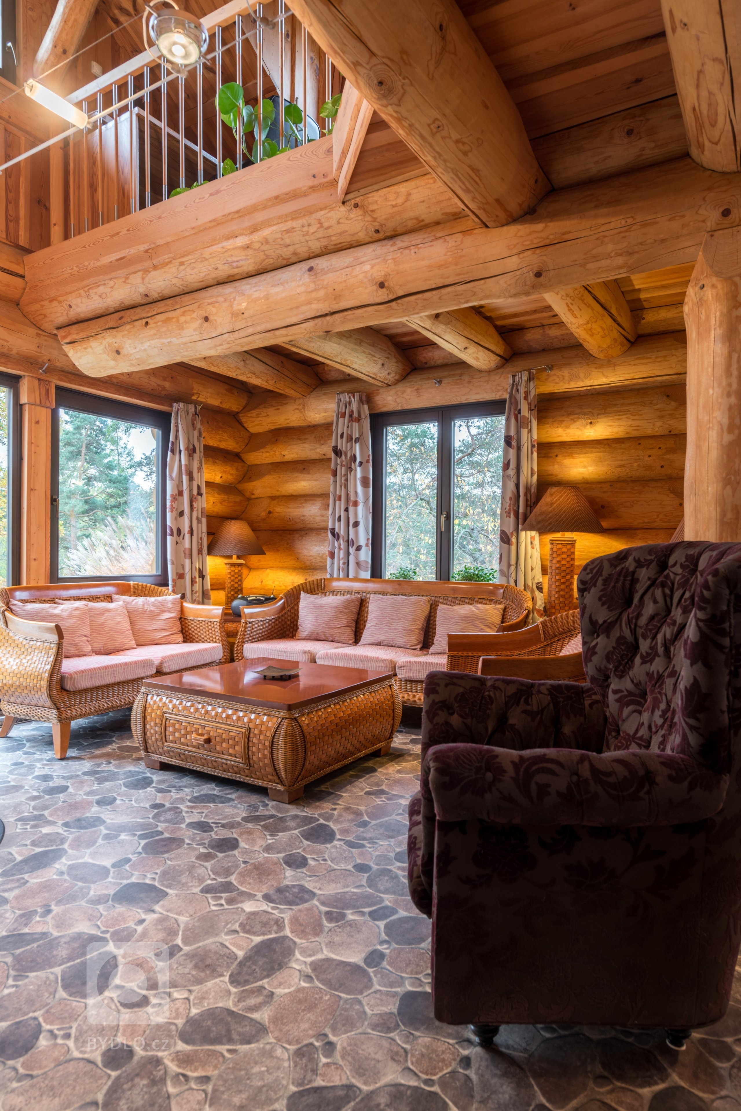 Srub zasazený na pozemku v blízkosti lesa je obklopený volným nezastavěným prostorem a pastvinami s koňmi. Koncept domu, zařízení, dispozice a vybavení jsou…