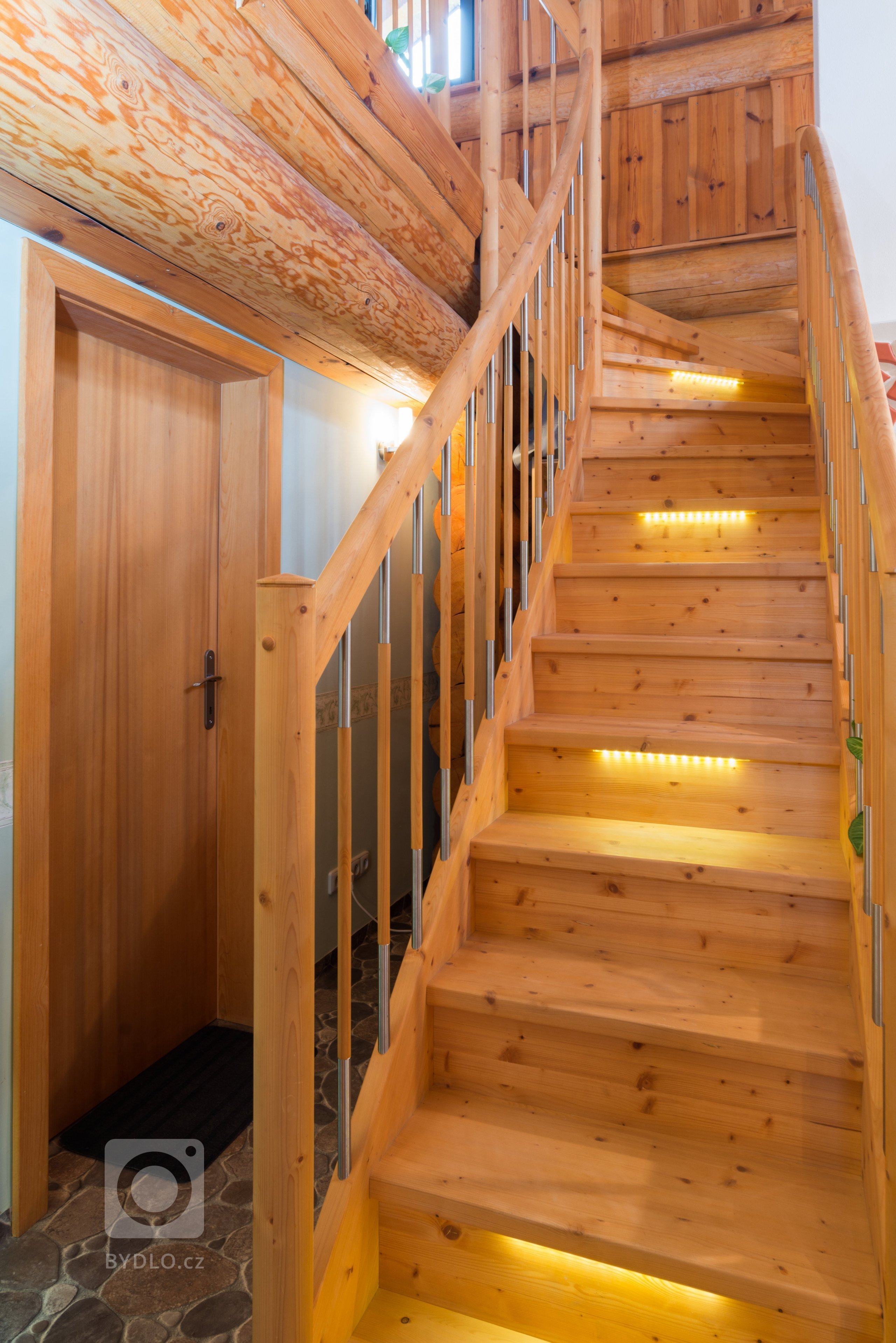 Srub zasazený na pozemku v blízkosti lesa je obklopený volným nezastavěným prostorem a pastvinami s koňmi. Koncept domu, zařízení, dispozice a vybavení jsou…