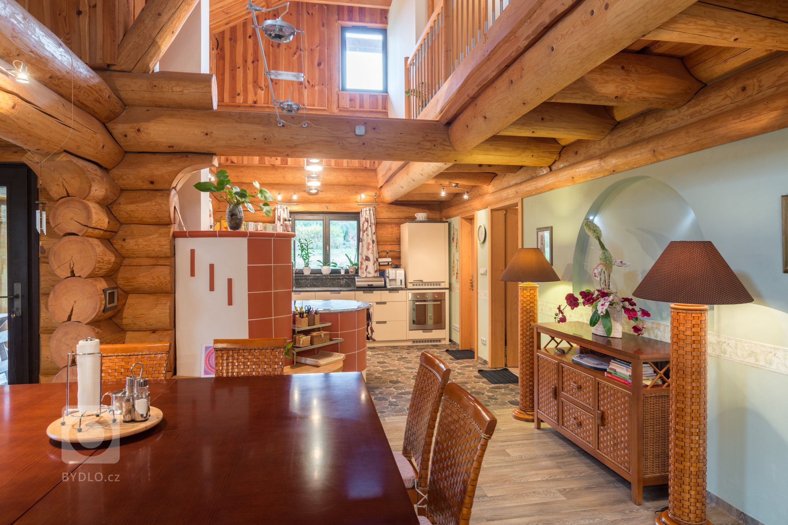 Srub zasazený na pozemku v blízkosti lesa je obklopený volným nezastavěným prostorem a pastvinami s koňmi. Koncept domu, zařízení, dispozice a vybavení jsou…