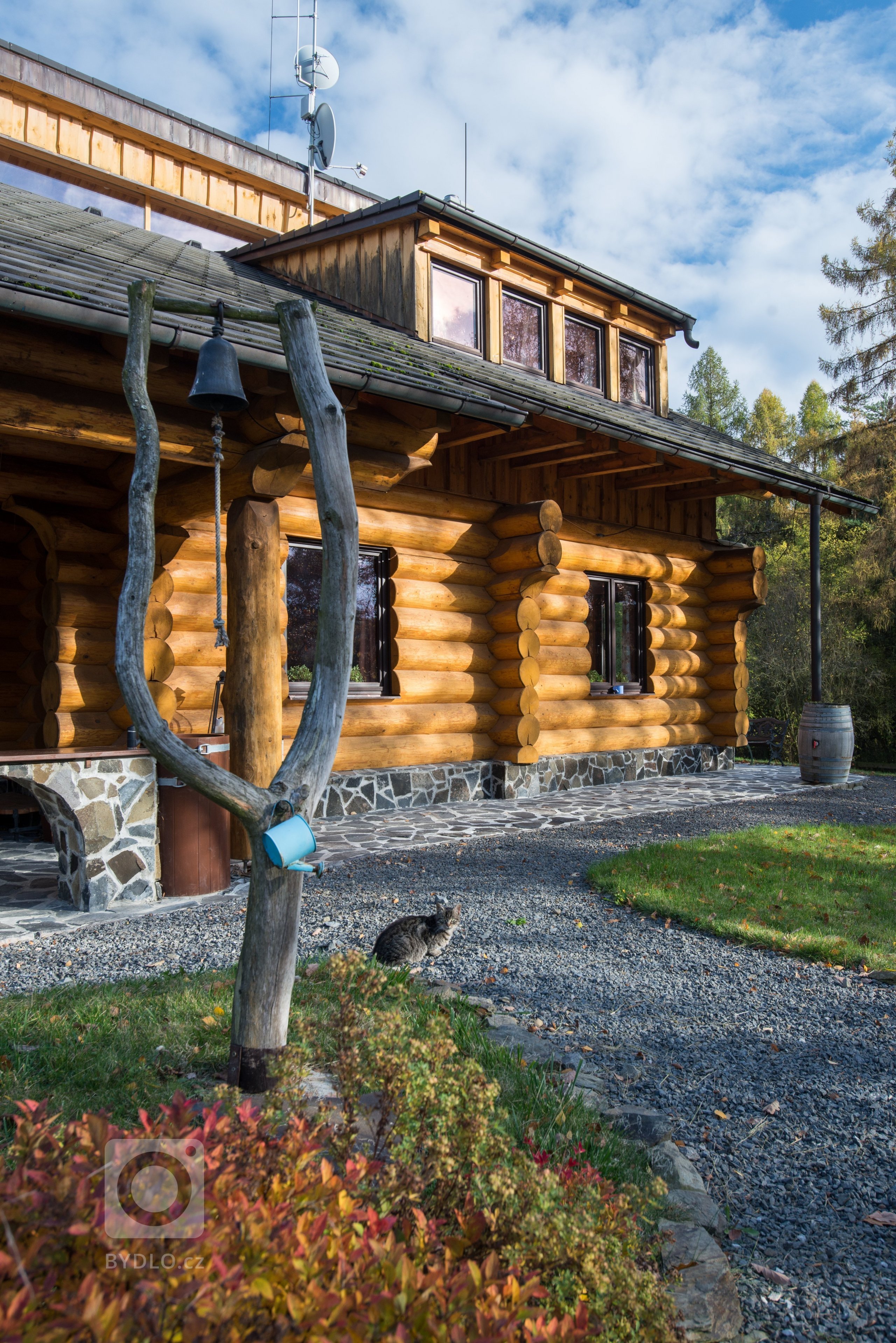 Srub zasazený na pozemku v blízkosti lesa je obklopený volným nezastavěným prostorem a pastvinami s koňmi. Koncept domu, zařízení, dispozice a vybavení jsou…