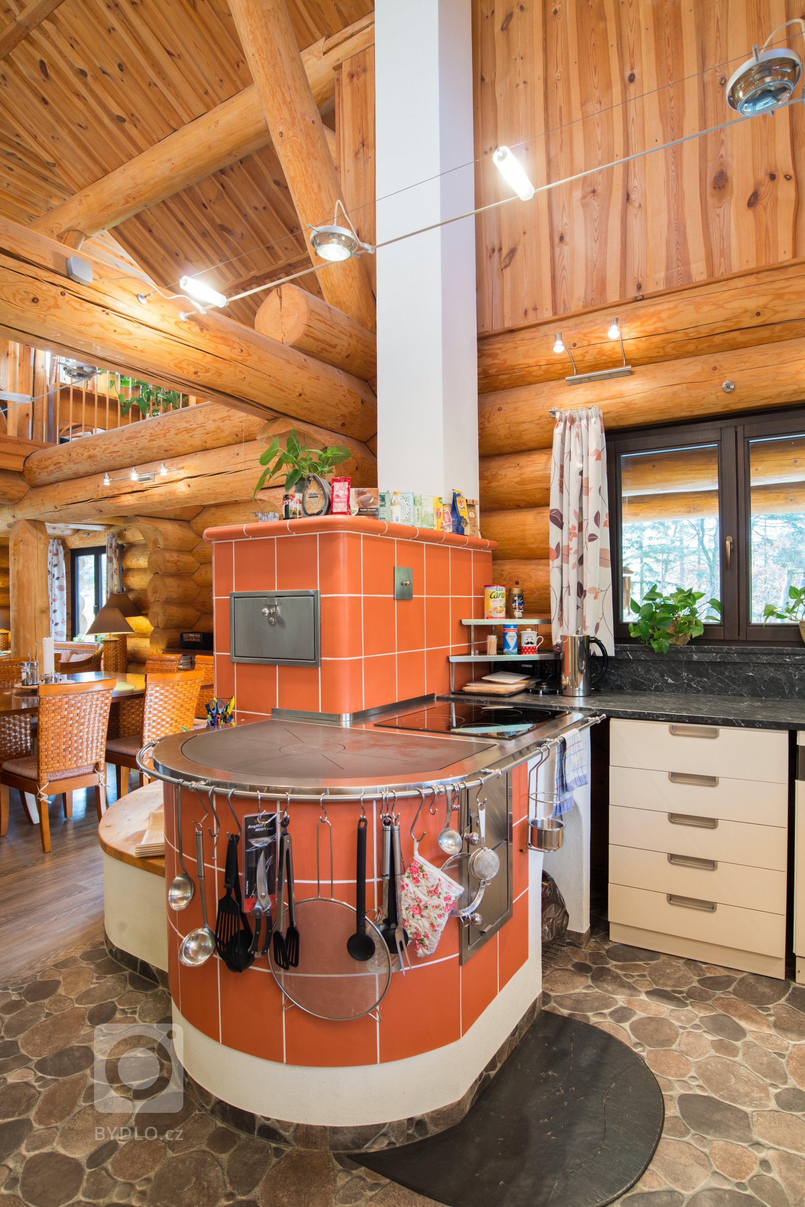 Srub zasazený na pozemku v blízkosti lesa je obklopený volným nezastavěným prostorem a pastvinami s koňmi. Koncept domu, zařízení, dispozice a vybavení jsou…