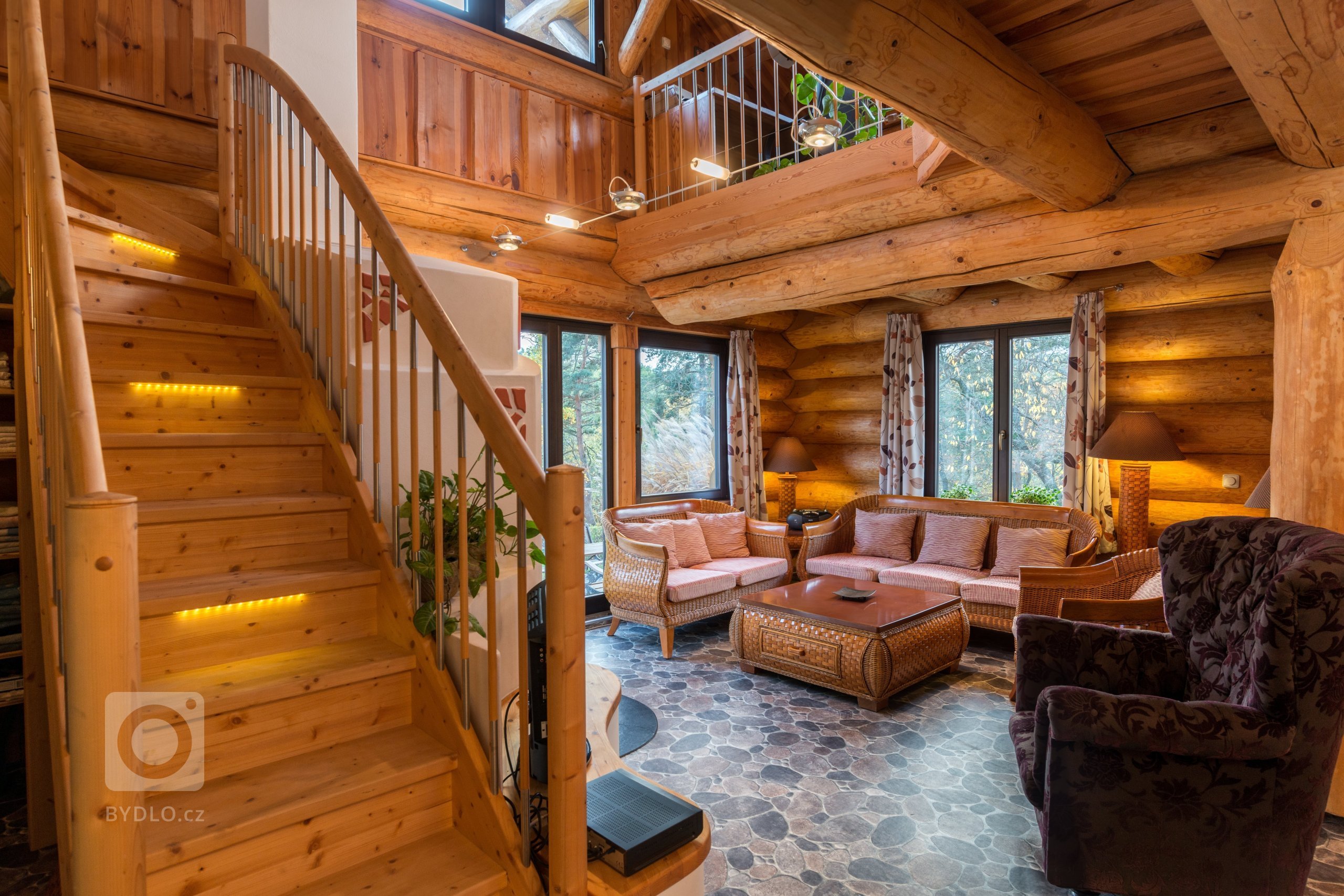 Srub zasazený na pozemku v blízkosti lesa je obklopený volným nezastavěným prostorem a pastvinami s koňmi. Koncept domu, zařízení, dispozice a vybavení jsou…