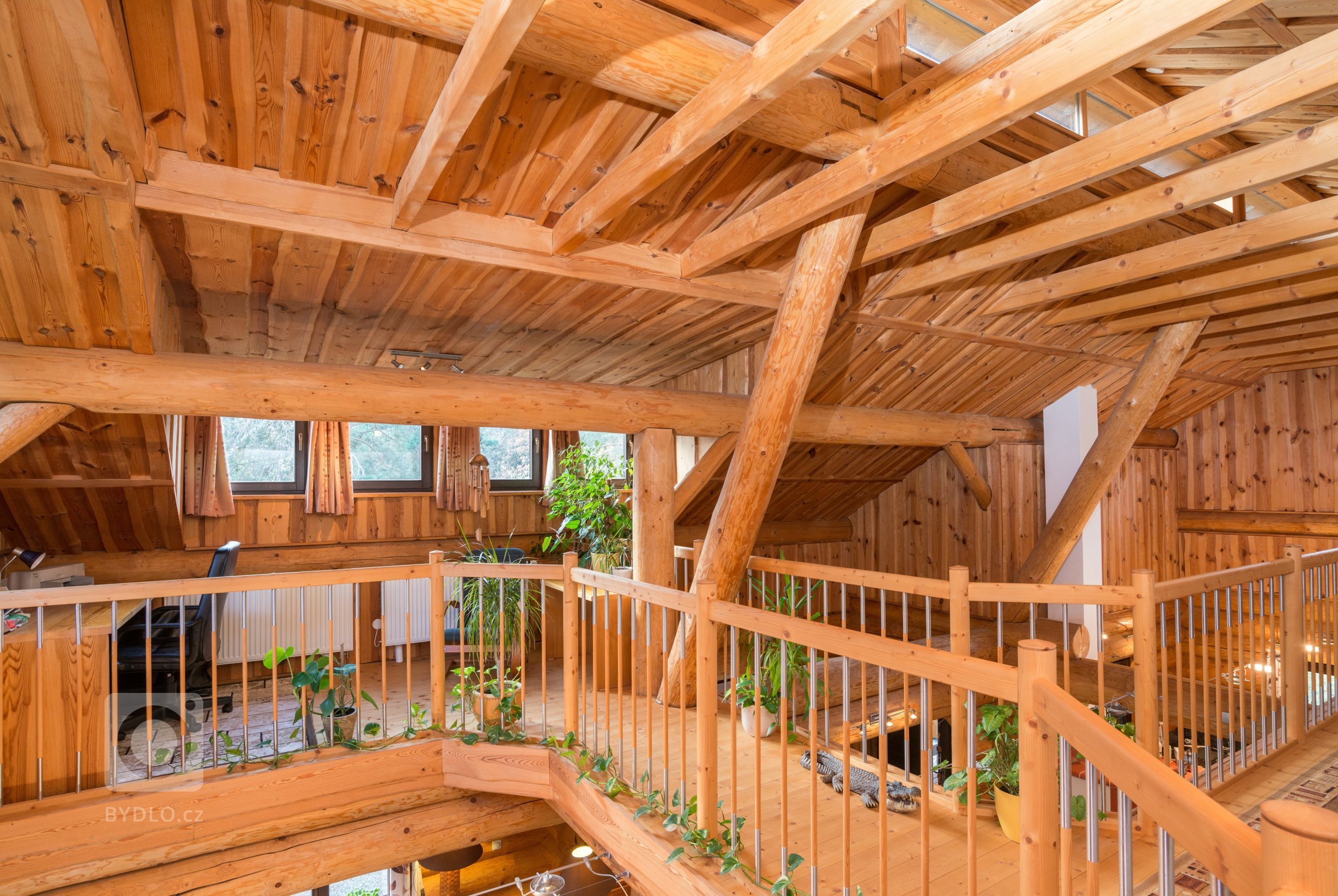 Srub zasazený na pozemku v blízkosti lesa je obklopený volným nezastavěným prostorem a pastvinami s koňmi. Koncept domu, zařízení, dispozice a vybavení jsou…