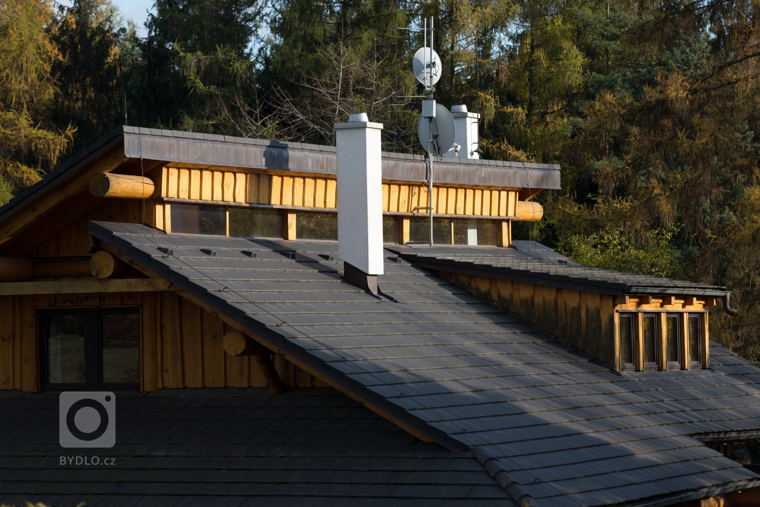 Srub zasazený na pozemku v blízkosti lesa je obklopený volným nezastavěným prostorem a pastvinami s koňmi. Koncept domu, zařízení, dispozice a vybavení jsou…