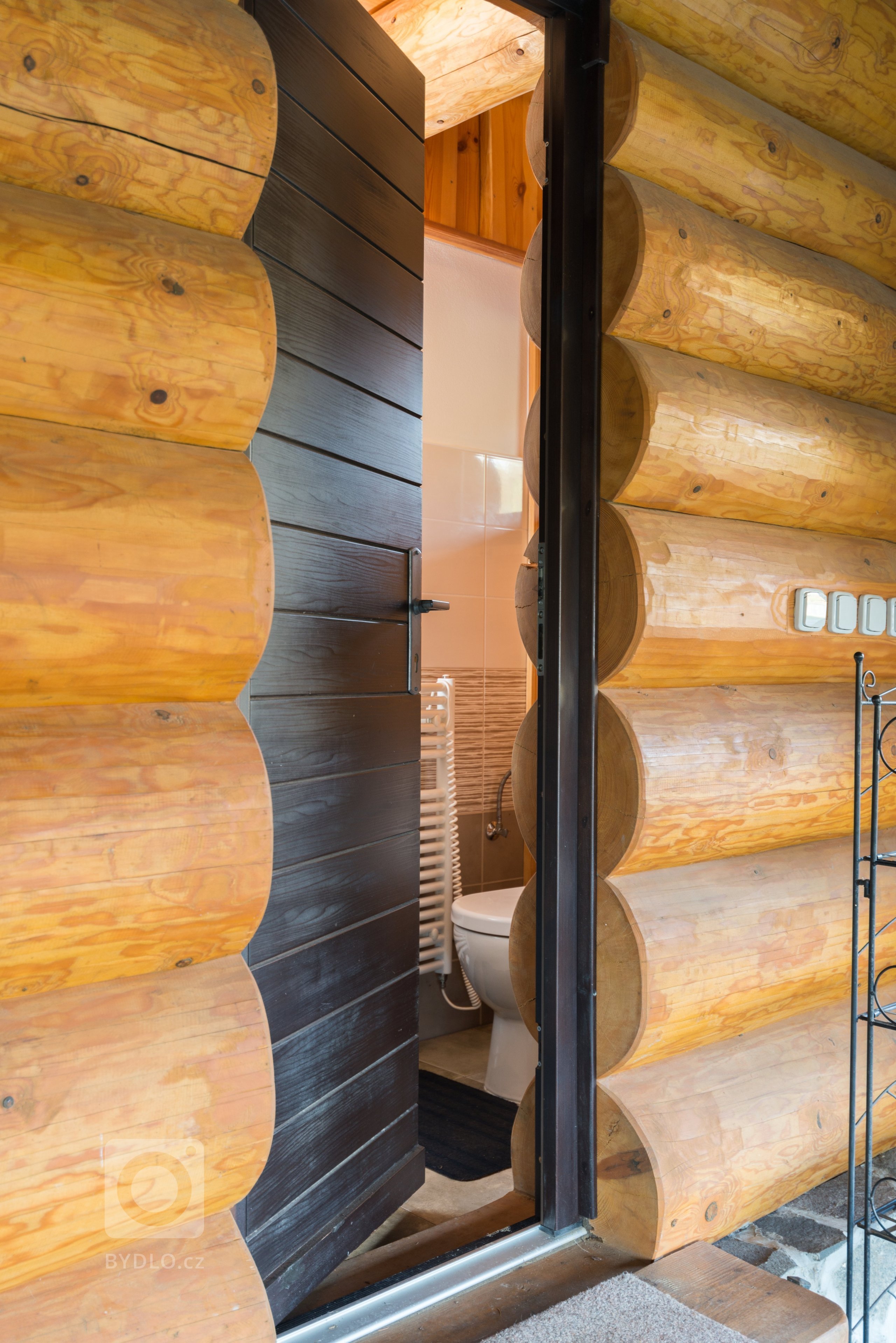 Srub zasazený na pozemku v blízkosti lesa je obklopený volným nezastavěným prostorem a pastvinami s koňmi. Koncept domu, zařízení, dispozice a vybavení jsou…