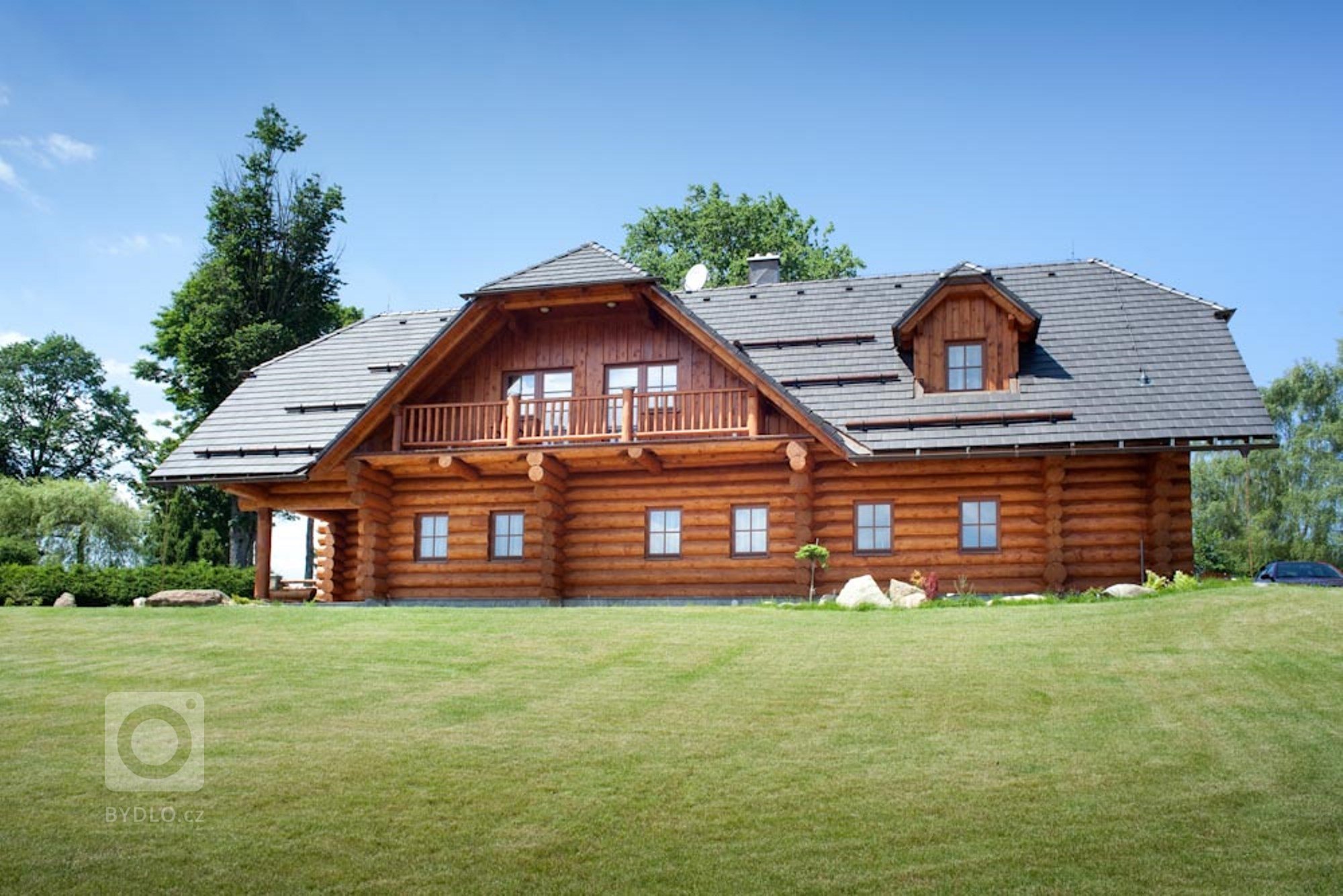 Přestože jsou za tradiční šumavské domy považovány roubenky, zavítali jsme právě sem, abychom na vlastní oči zhlédli další vydařenou realizaci srubu.…