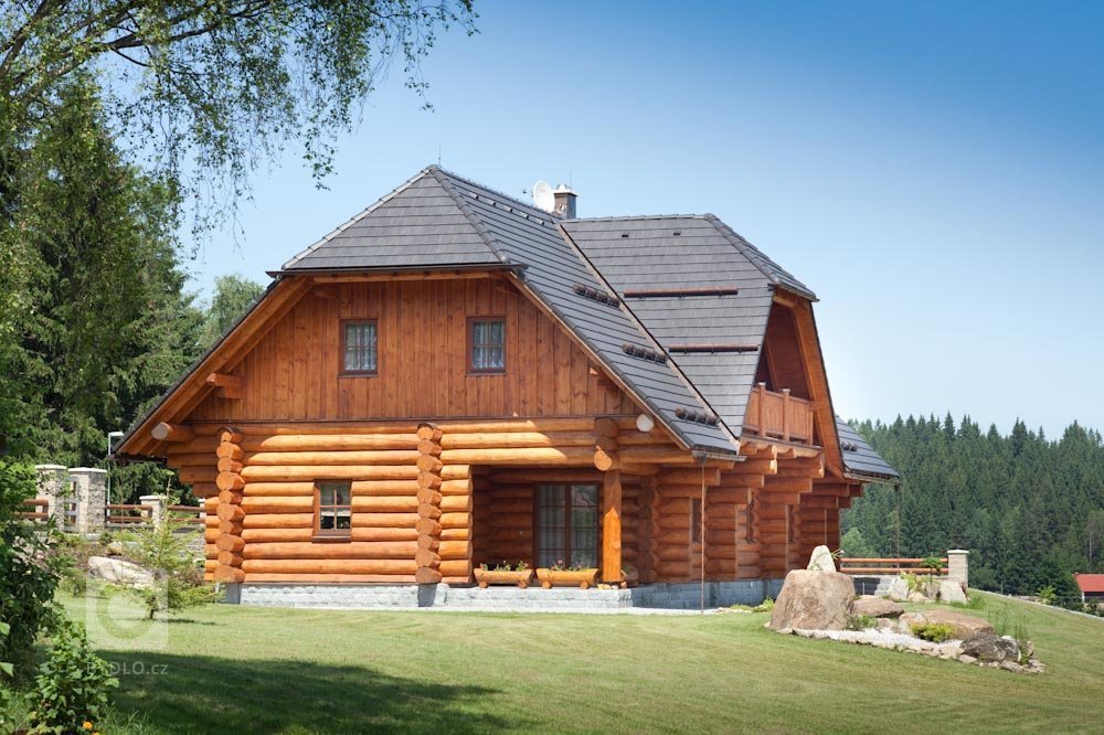 Přestože jsou za tradiční šumavské domy považovány roubenky, zavítali jsme právě sem, abychom na vlastní oči zhlédli další vydařenou realizaci srubu.…
