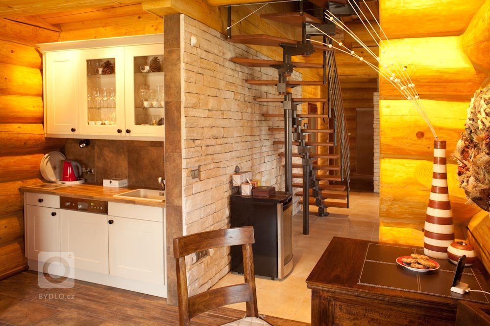 Přestože jsou za tradiční šumavské domy považovány roubenky, zavítali jsme právě sem, abychom na vlastní oči zhlédli další vydařenou realizaci srubu.…