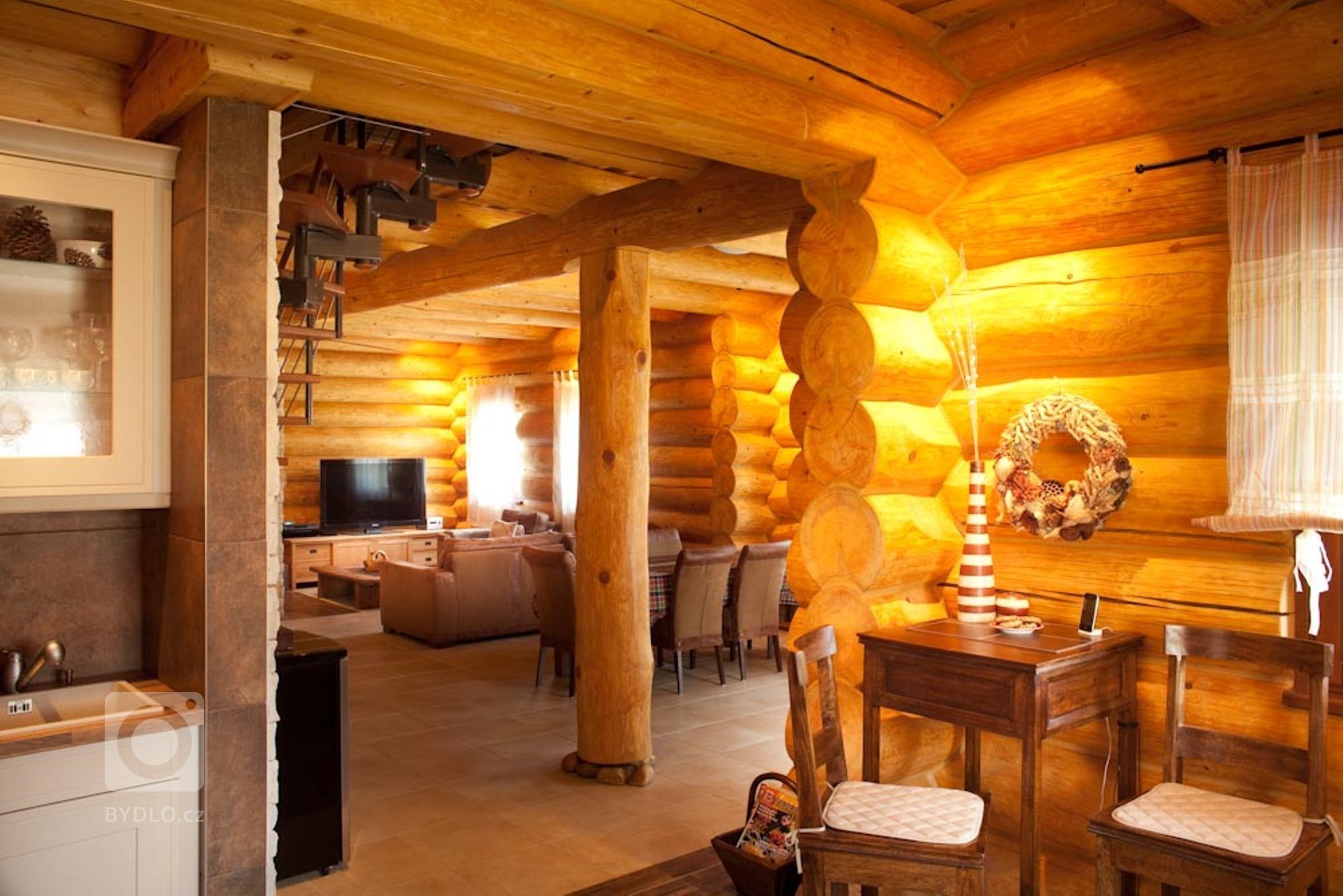 Přestože jsou za tradiční šumavské domy považovány roubenky, zavítali jsme právě sem, abychom na vlastní oči zhlédli další vydařenou realizaci srubu.…