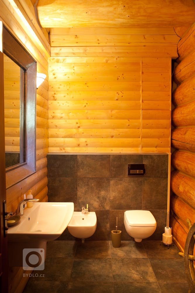 Přestože jsou za tradiční šumavské domy považovány roubenky, zavítali jsme právě sem, abychom na vlastní oči zhlédli další vydařenou realizaci srubu.…