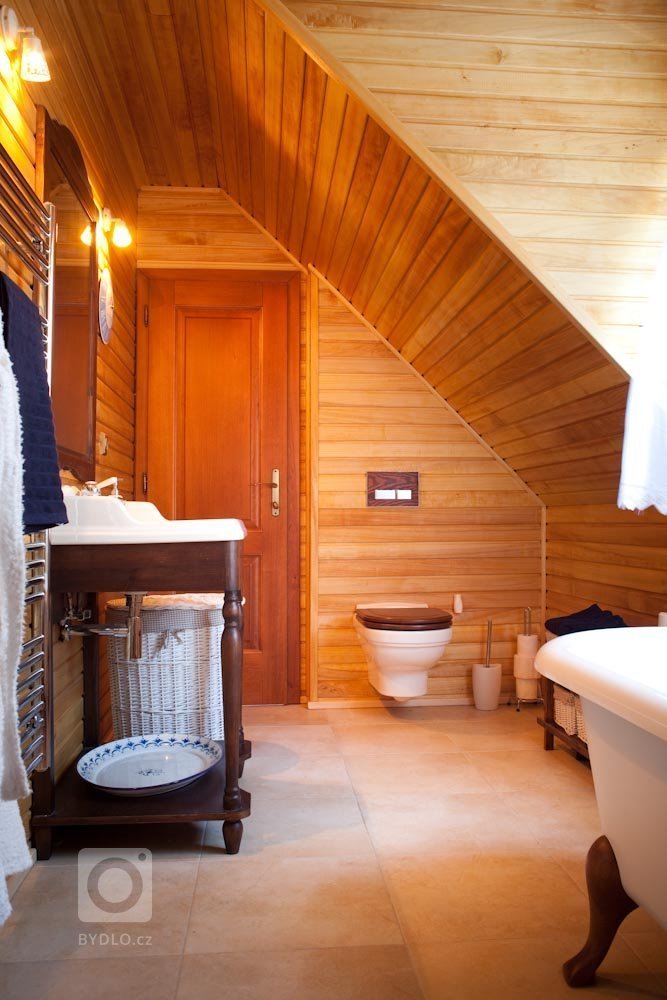 Přestože jsou za tradiční šumavské domy považovány roubenky, zavítali jsme právě sem, abychom na vlastní oči zhlédli další vydařenou realizaci srubu.…