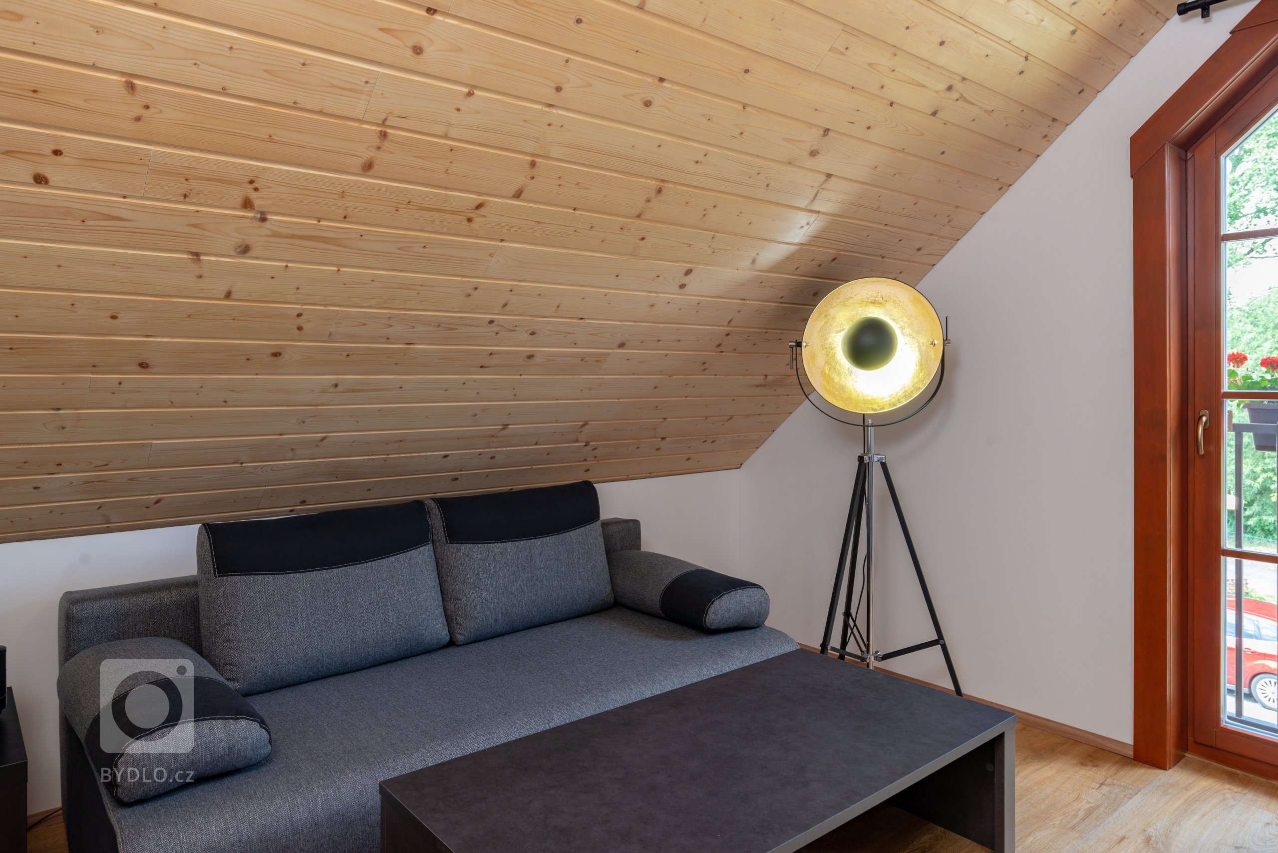 Tato roubenka slouží čtyřčlenné rodině k&nbsp;trvalému&nbsp; bydlení. Máte-li rádi přírodu, přírodní materiály,&nbsp;určitý nádech nostalgie &ndash; pak…