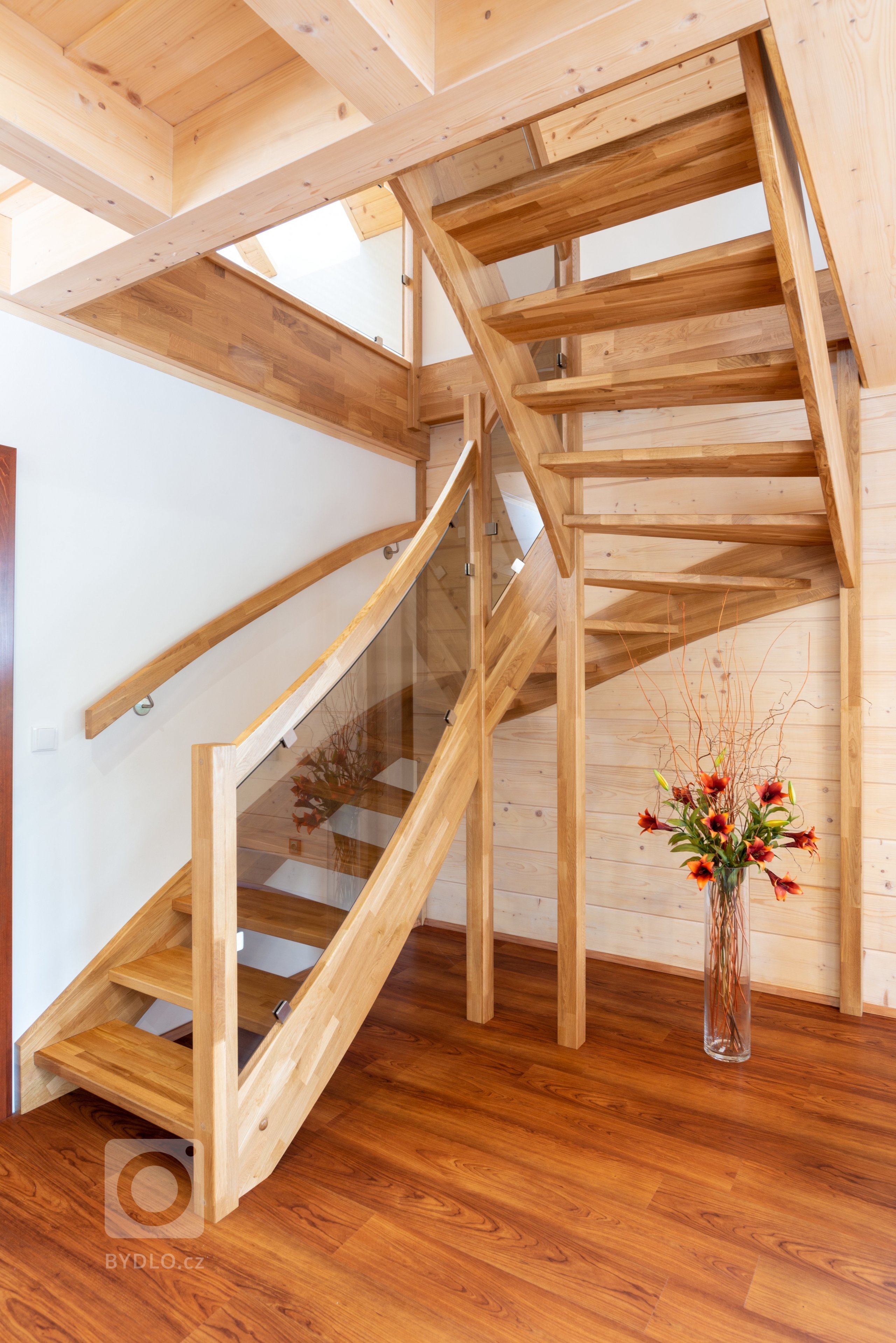 Tato roubenka slouží čtyřčlenné rodině k&nbsp;trvalému&nbsp; bydlení. Máte-li rádi přírodu, přírodní materiály,&nbsp;určitý nádech nostalgie &ndash; pak…