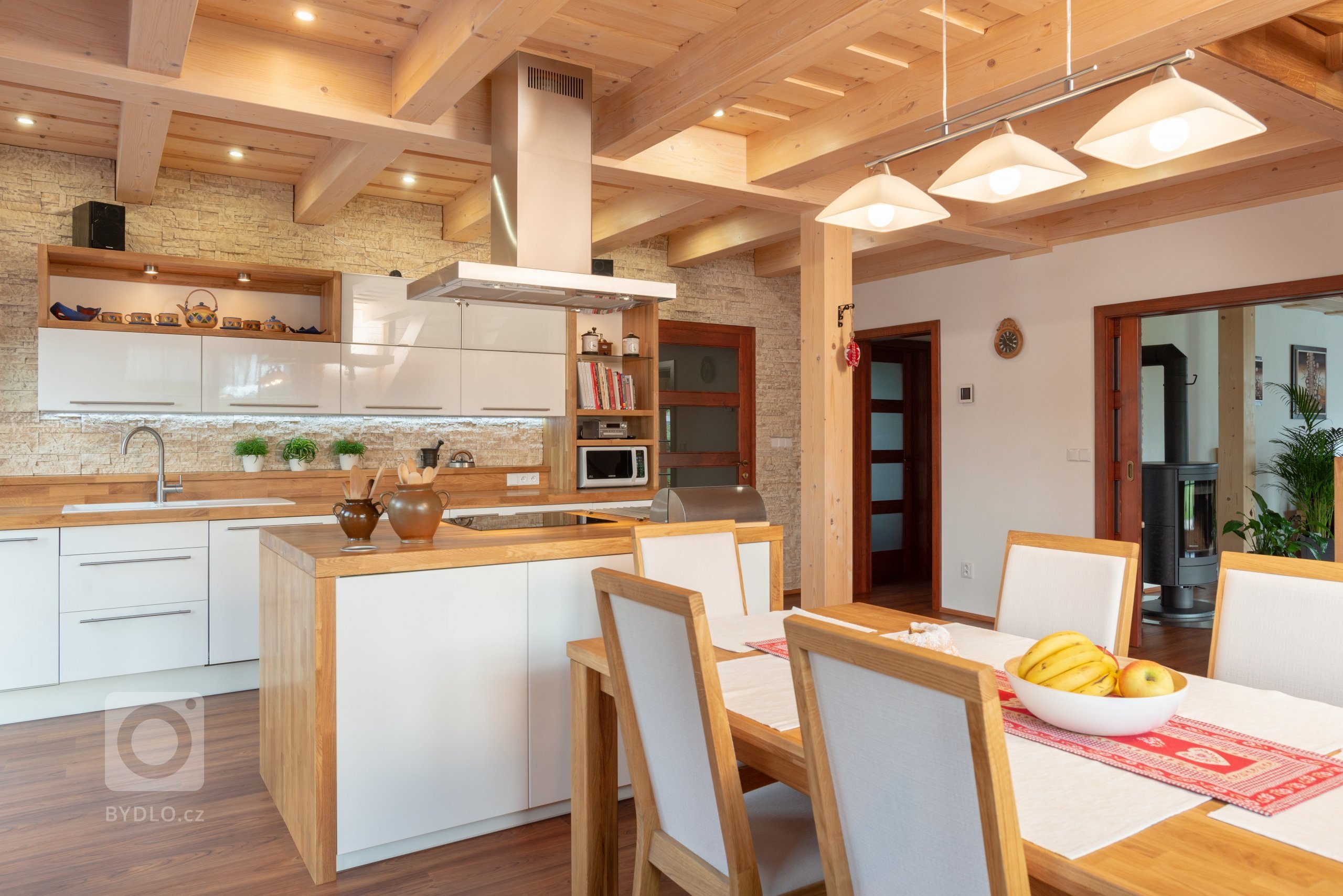 Tato roubenka slouží čtyřčlenné rodině k&nbsp;trvalému&nbsp; bydlení. Máte-li rádi přírodu, přírodní materiály,&nbsp;určitý nádech nostalgie &ndash; pak…