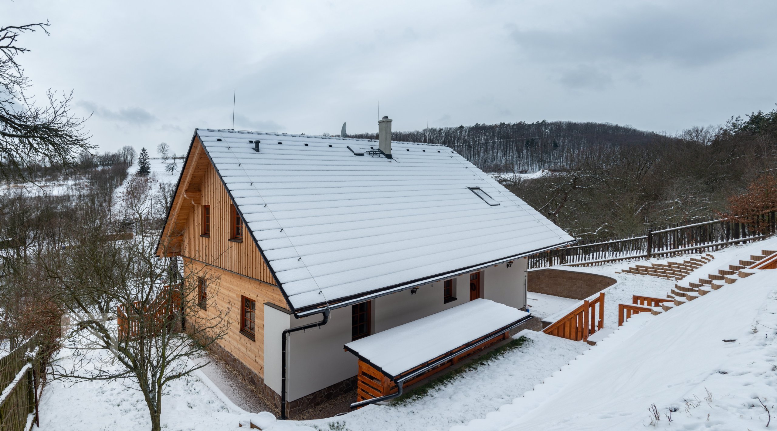 Tato z části podsklepená poloroubenka z borovice slouží k trvalému bydlení. Obvodový plášť je vyhotoven z vysušených borovicových BSH hranolů a zdících tvárnic…