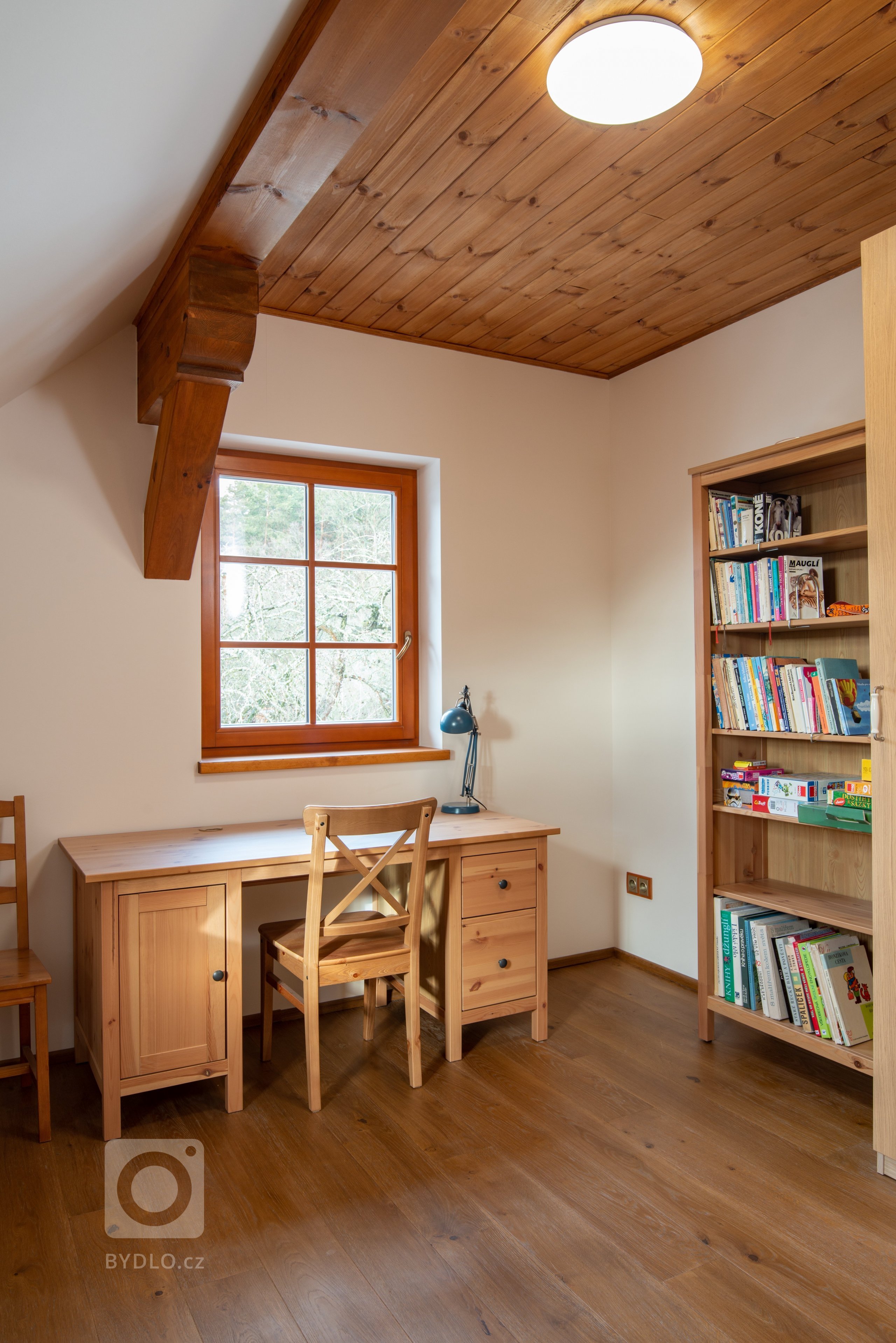 Tato z části podsklepená poloroubenka z borovice slouží k trvalému bydlení. Obvodový plášť je vyhotoven z vysušených borovicových BSH hranolů a zdících tvárnic…