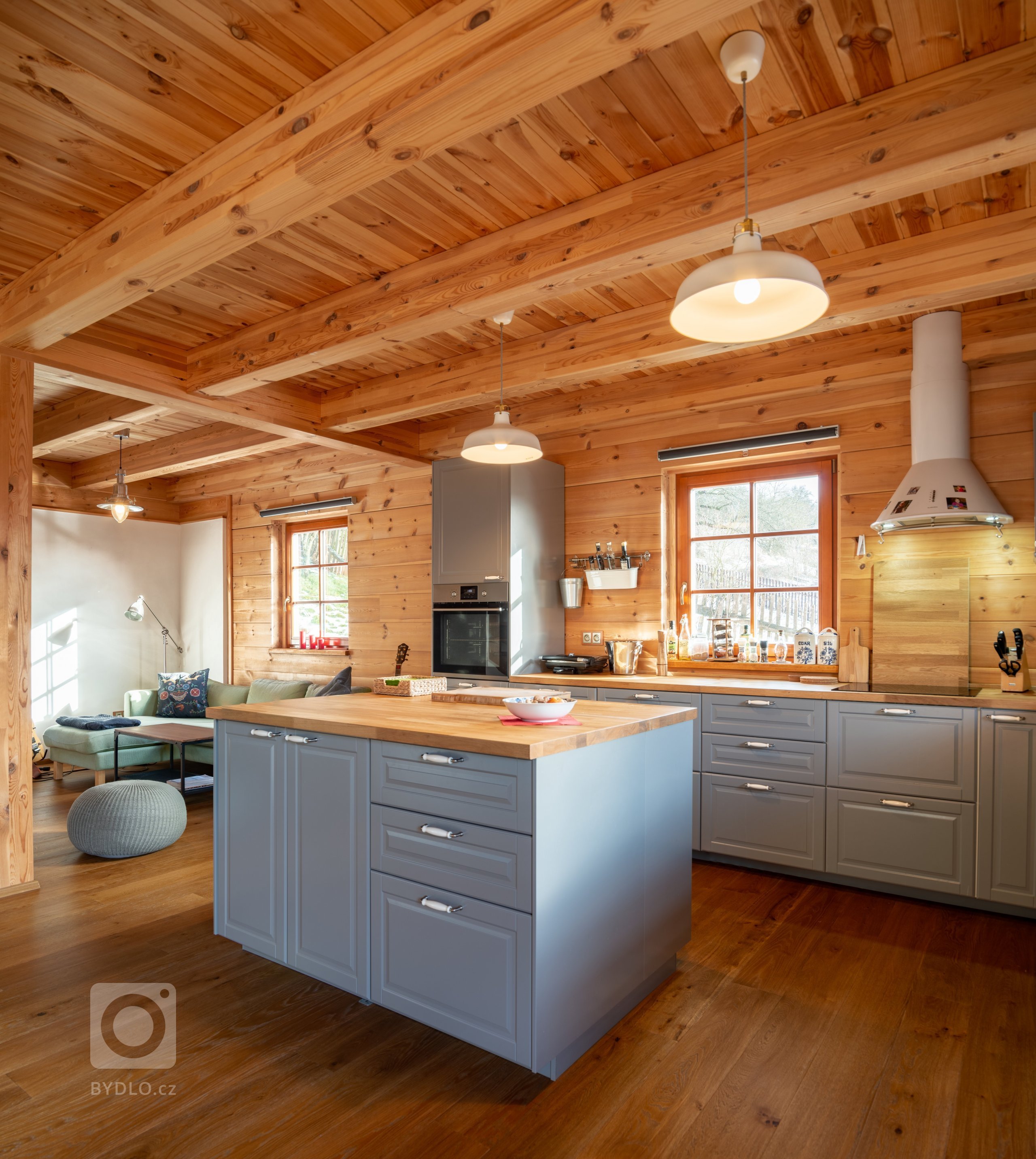 Tato z části podsklepená poloroubenka z borovice slouží k trvalému bydlení. Obvodový plášť je vyhotoven z vysušených borovicových BSH hranolů a zdících tvárnic…