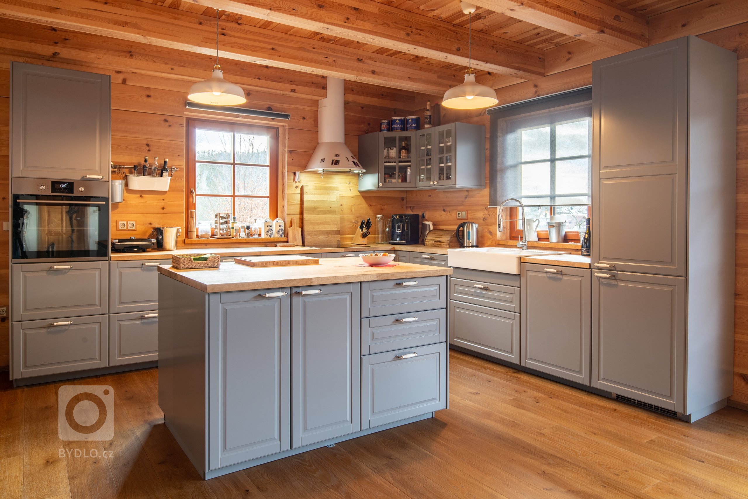 Tato z části podsklepená poloroubenka z borovice slouží k trvalému bydlení. Obvodový plášť je vyhotoven z vysušených borovicových BSH hranolů a zdících tvárnic…