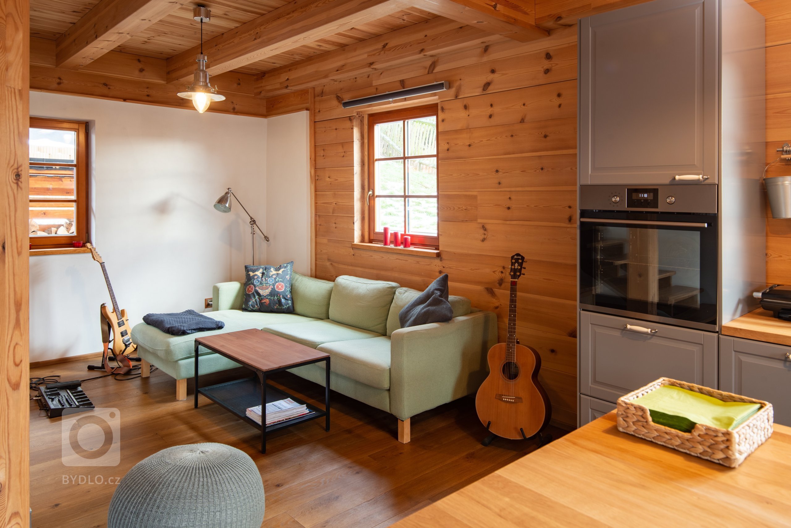 Tato z části podsklepená poloroubenka z borovice slouží k trvalému bydlení. Obvodový plášť je vyhotoven z vysušených borovicových BSH hranolů a zdících tvárnic…